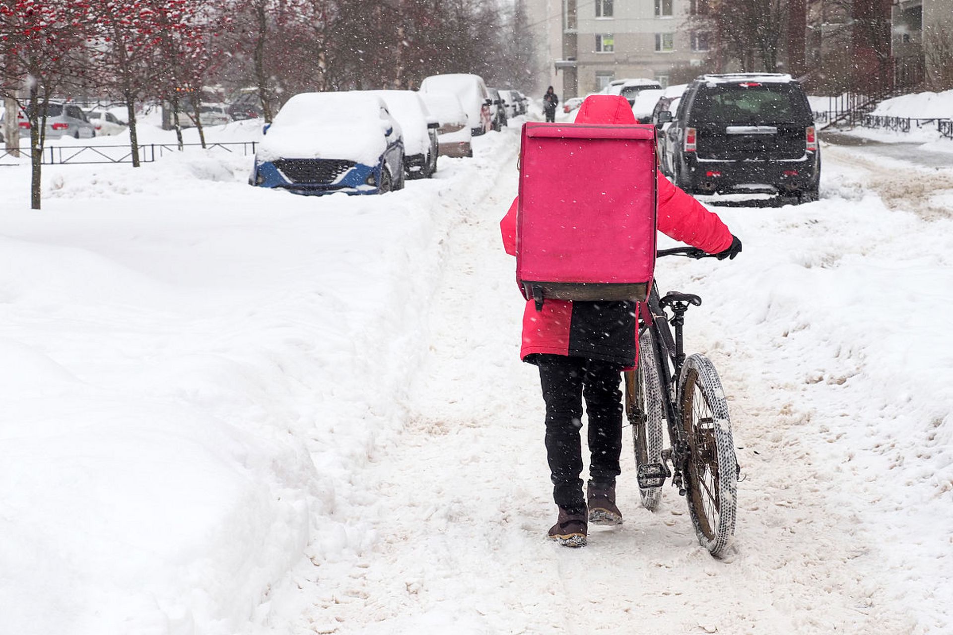 近日网上纷纷报道"东北司机穿10斤棉裤冒雪送年货"这真是好人,好事!