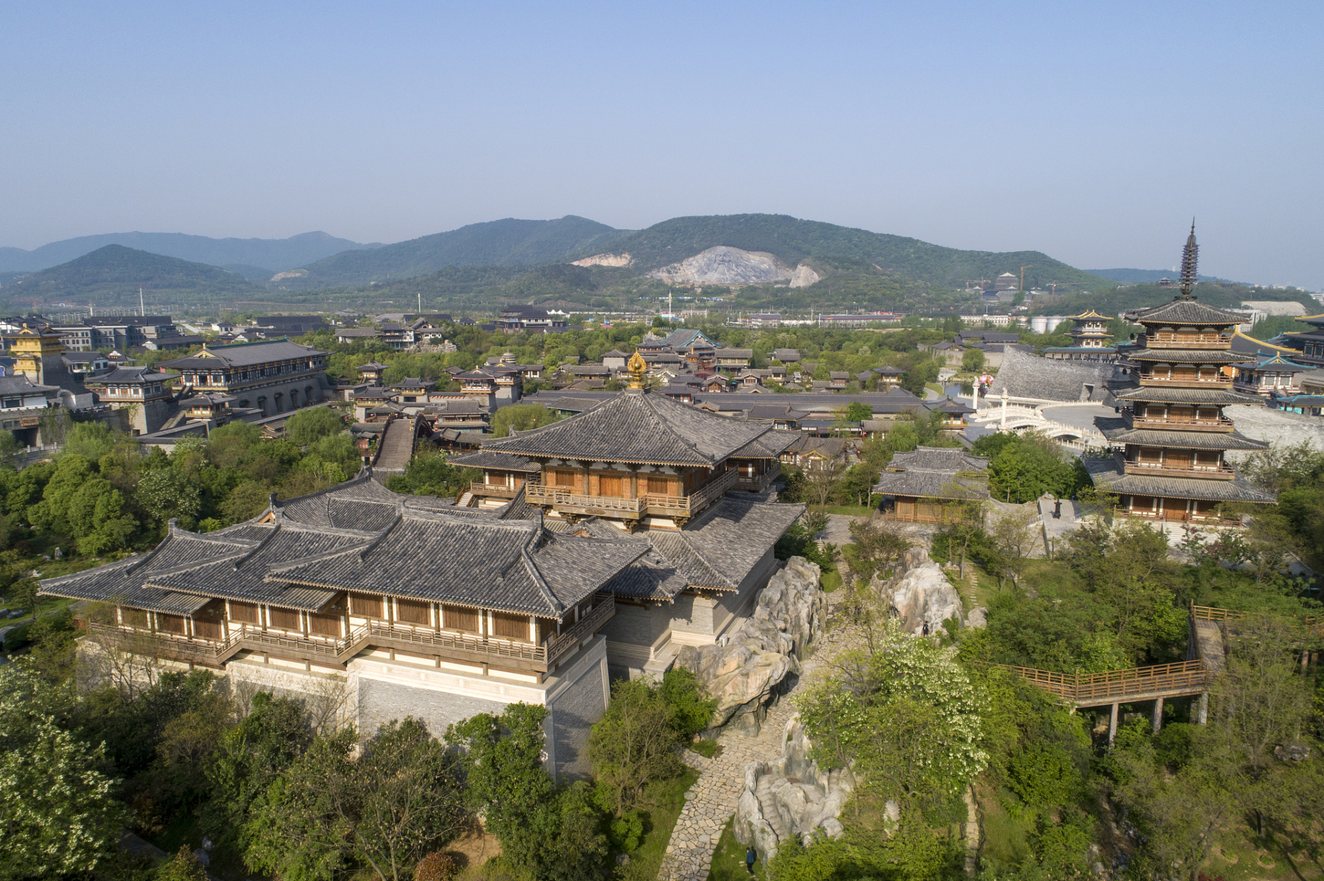 位于浙江省宁波市象山县的象山影视城,正等待着您的探索.