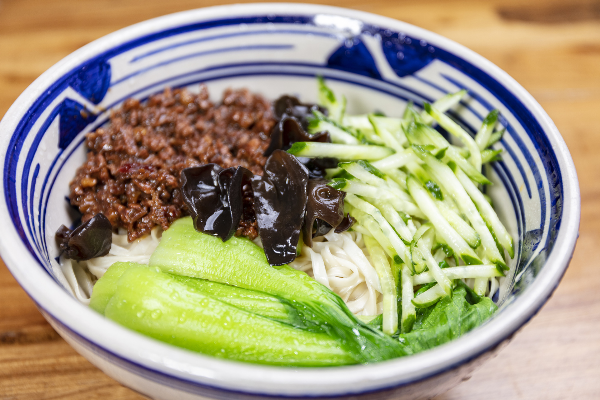 北京炸酱面,主要流行于北京,河北,天津等地,中国十大面条之一,是一道