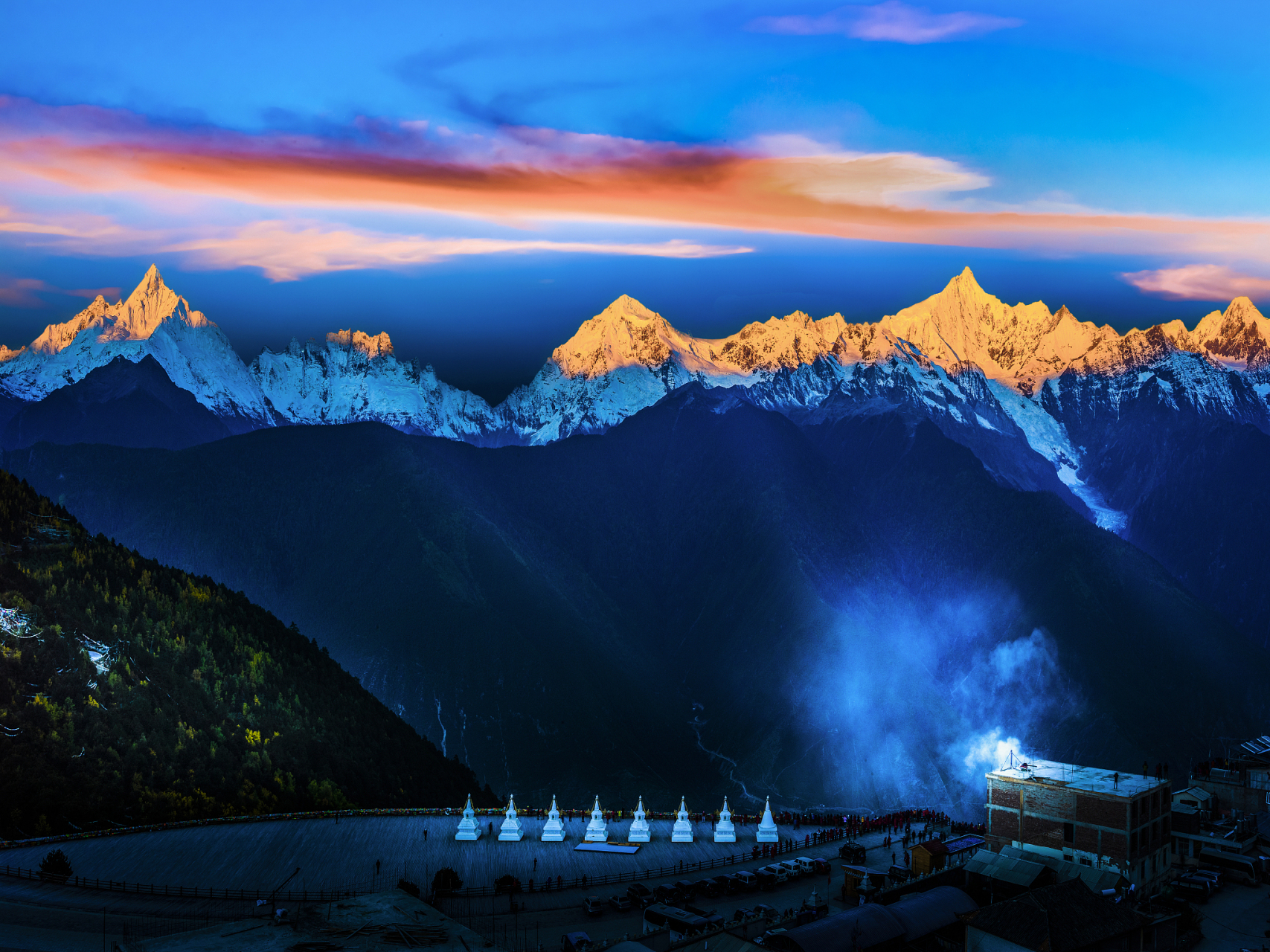 近期,云南丽江的私人小院因日照金山美景而成为游客的"打卡"胜地.