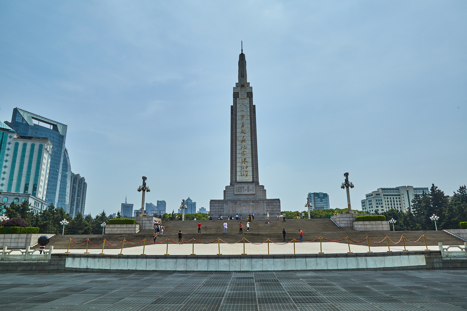 南昌马路观察员# 在南昌旅游时,我和朋友游览了八一广场.