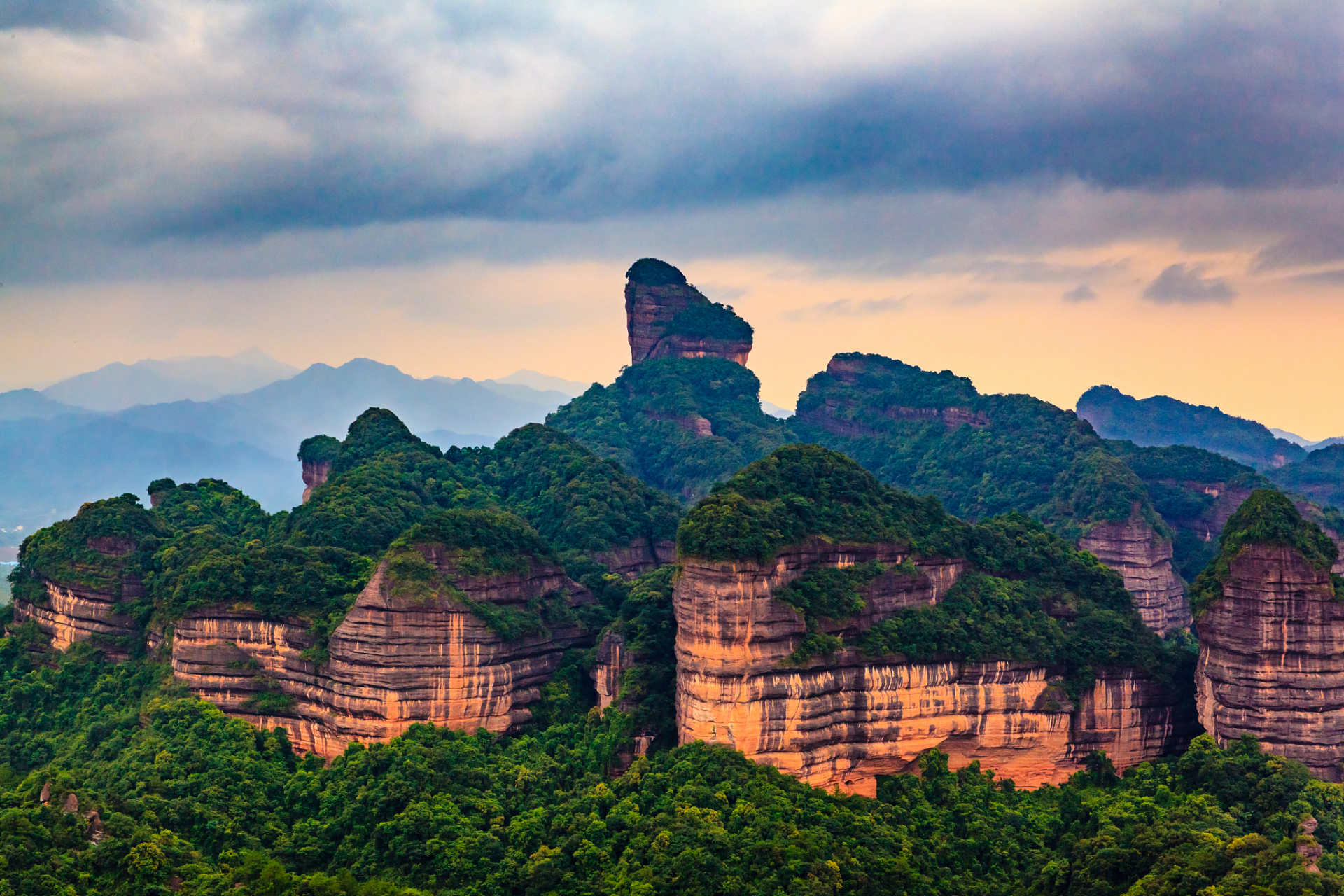 丹霞山:丹霞山位于广东省韶关市,是一个以丹霞地貌著称的自然保护区