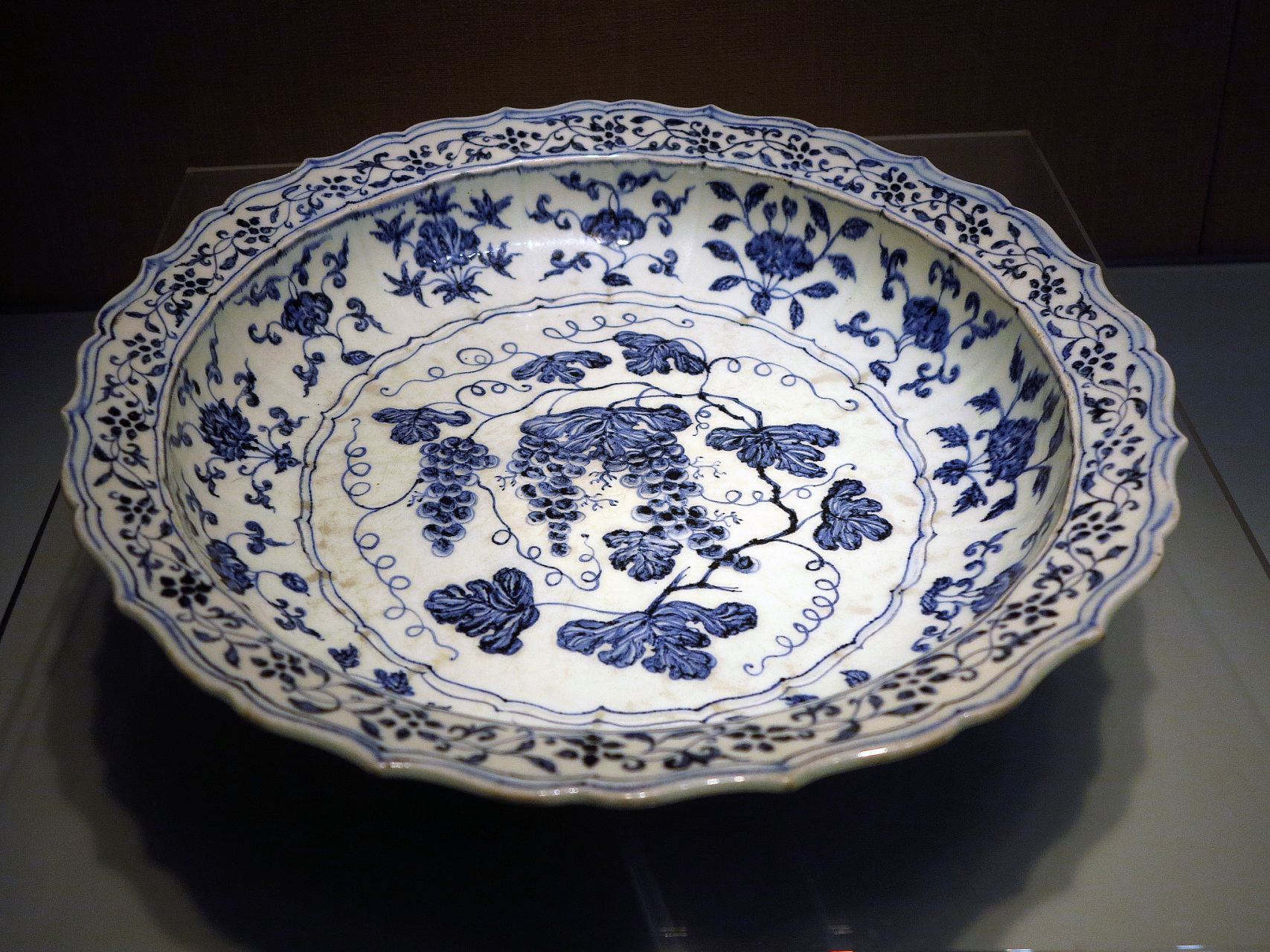 贺卡上的绝美瓷器纹饰,如同绽放的花草,缠绕的莲花般典雅.