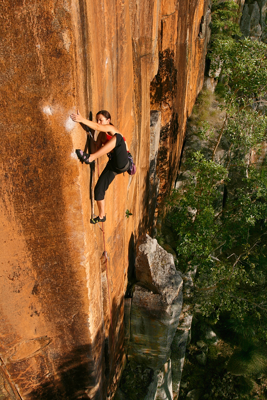 峭壁运动是一种在陡峭的山壁上进行的综合性活动,源于古代攀岩技术,挑