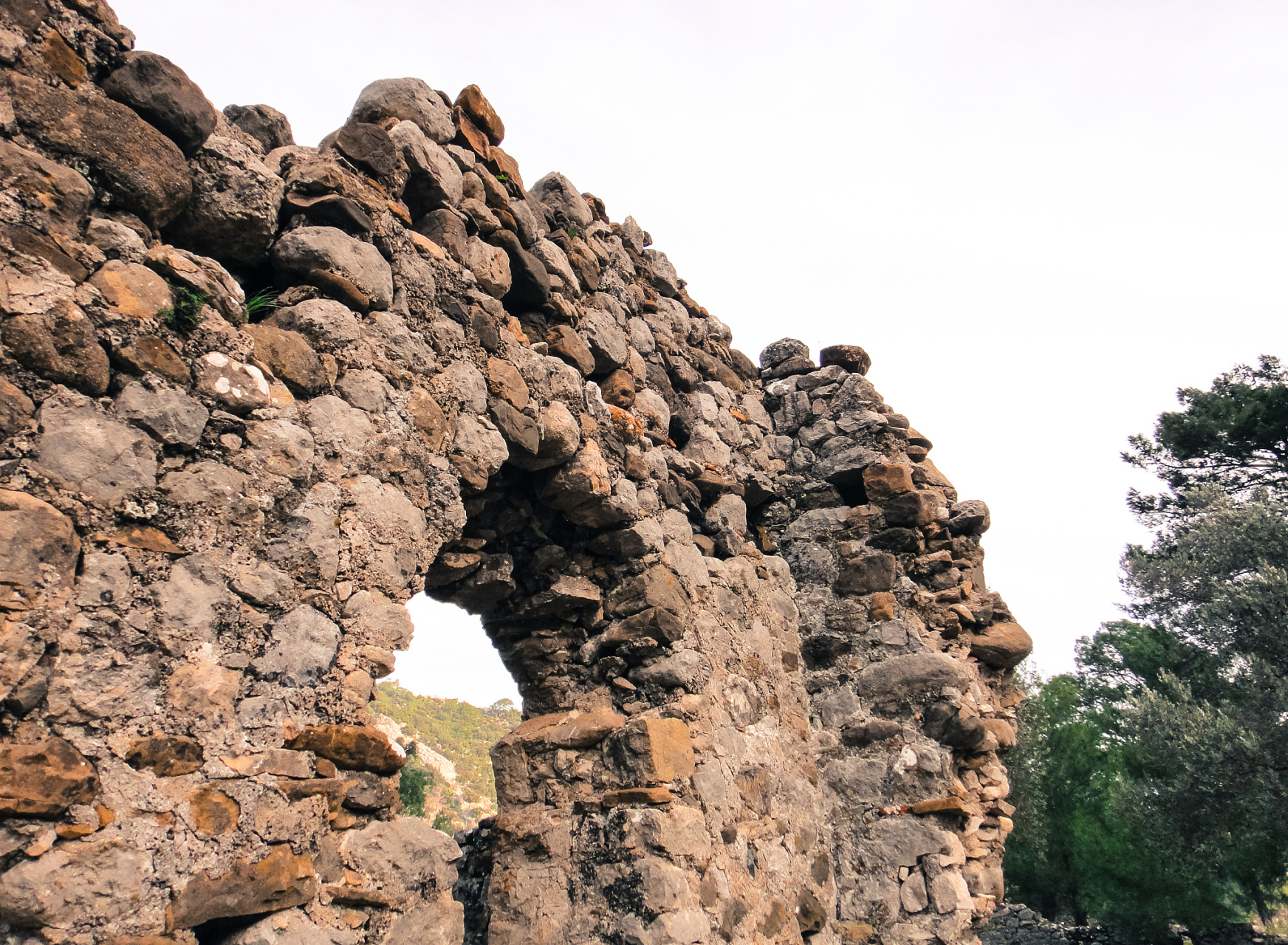 当你走进马山石林,你会被眼前的景象所震撼.