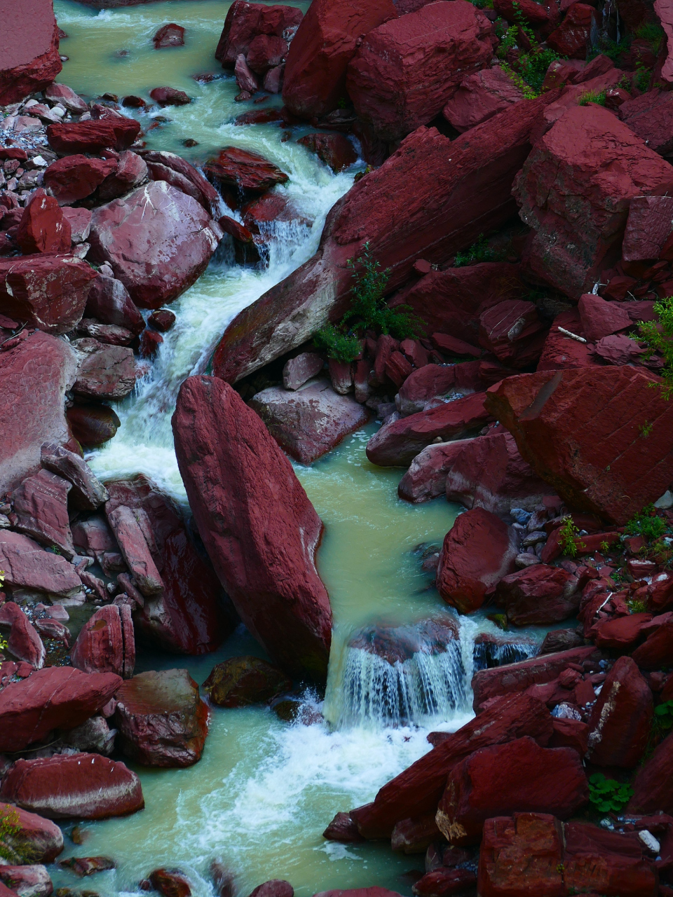 红色中国之川西红石滩 位于四川省甘孜藏族自治州泸定县海螺沟景区