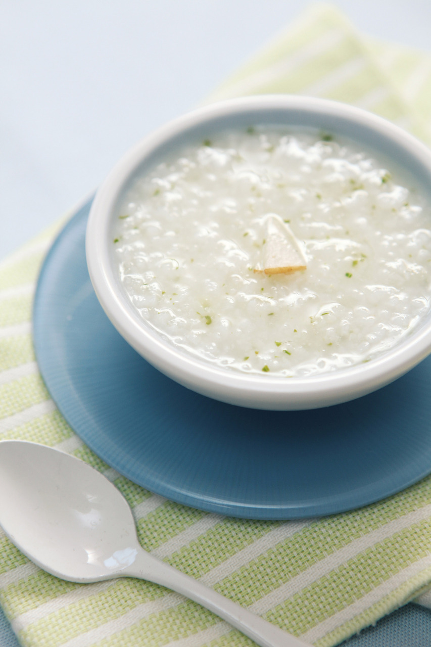 莲子荷叶粥#  莲子荷叶粥是一道非常健康的粥品,莲子具有滋补养训的