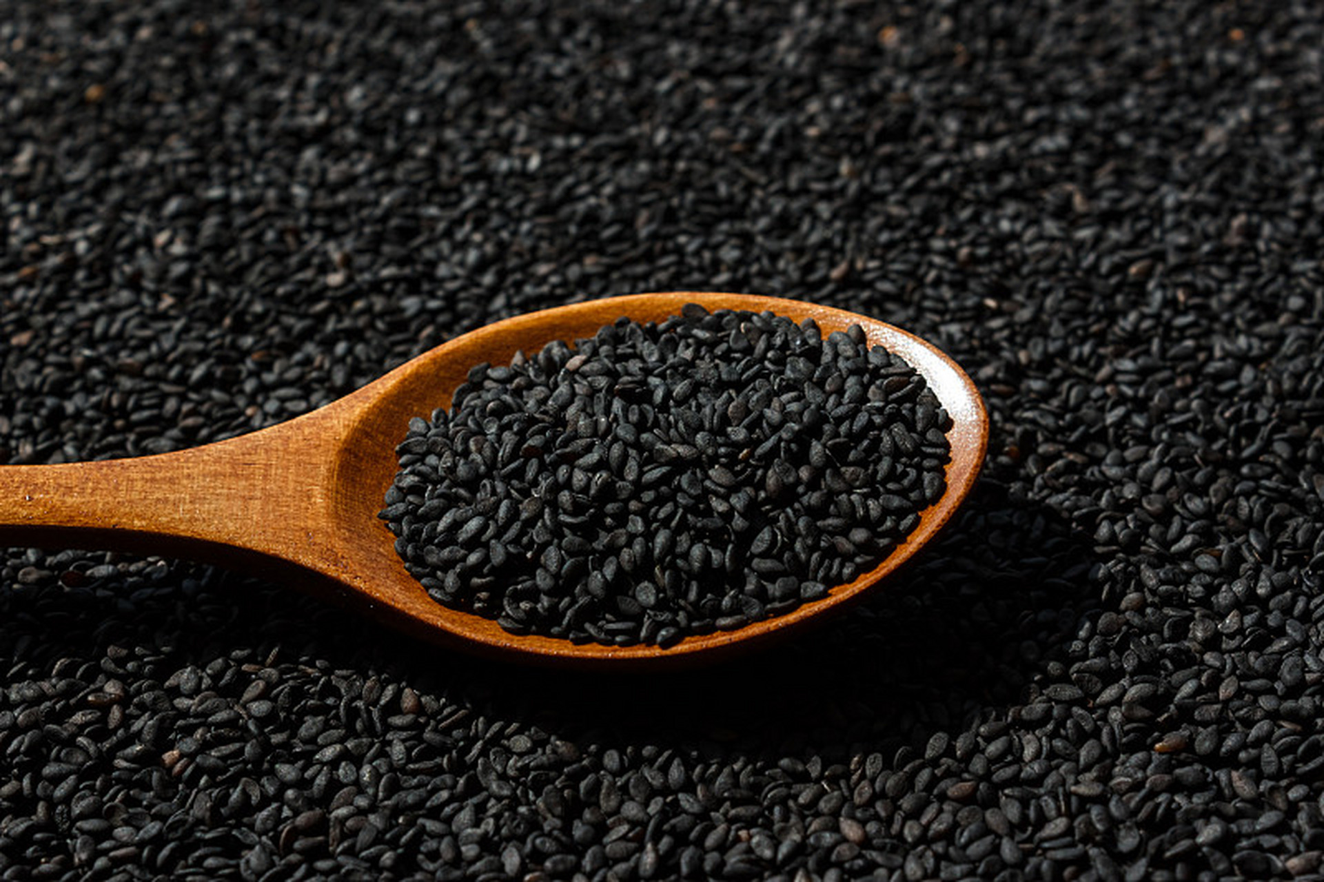 黑芝麻功效多多,这样搭配食用功效更佳 黑芝麻是胡麻科芝麻的黑色种子