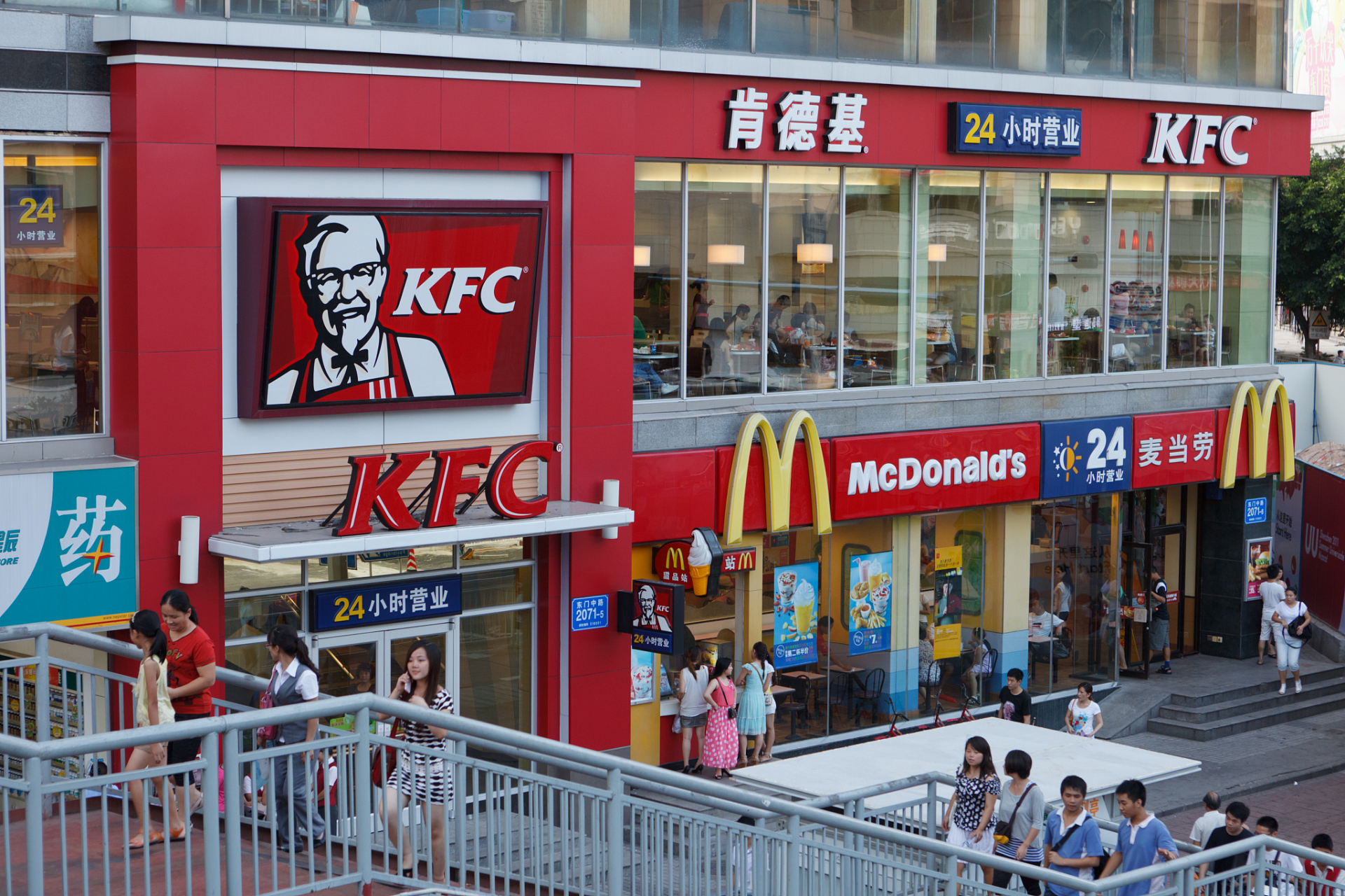 麦当劳,作为全球知名的快餐连锁品牌,以其标准化的快餐服务和丰富的