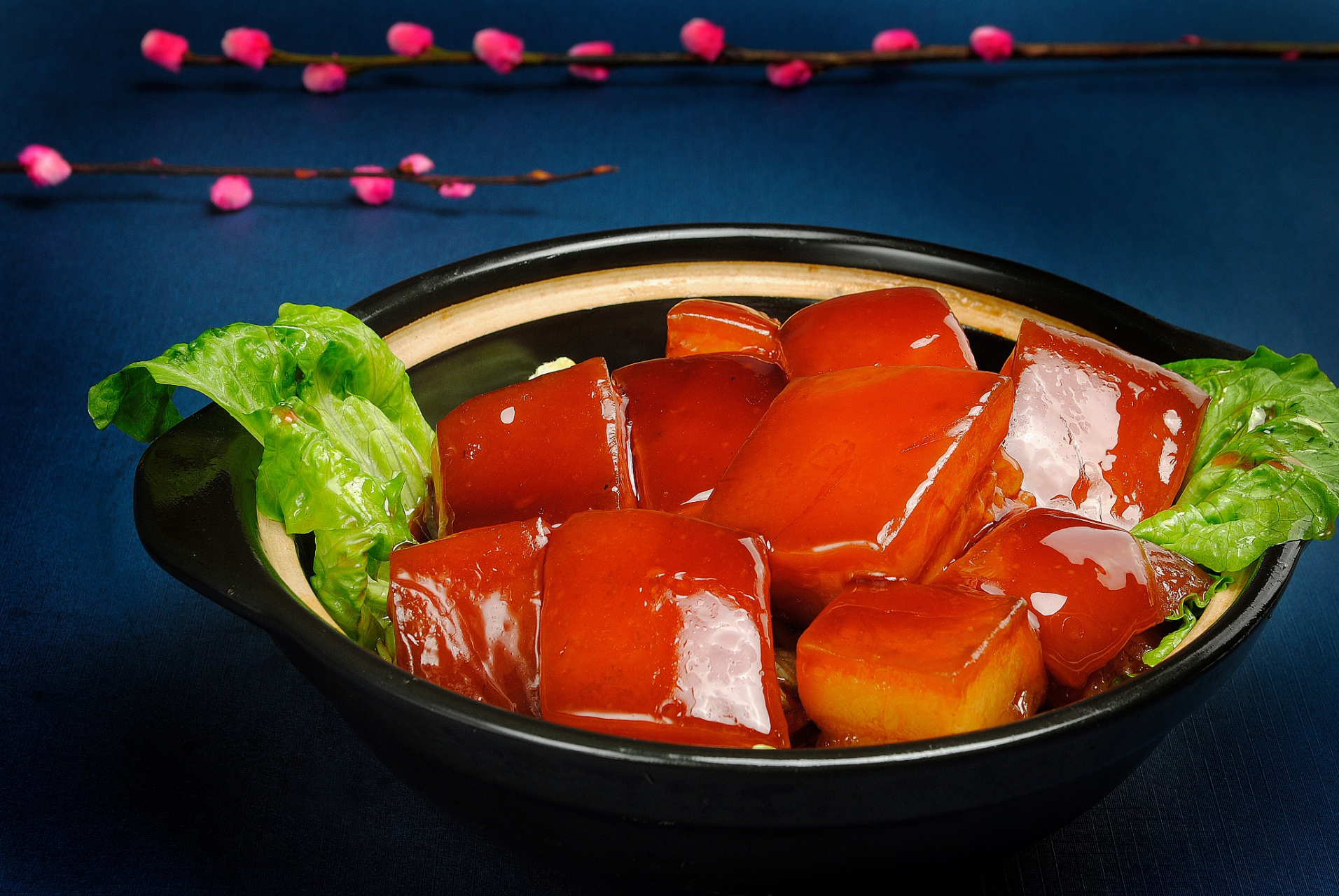 东坡肉是苏轼在黄州用五花肉制作的传世佳肴,具有香而不腥,酥而不腻的