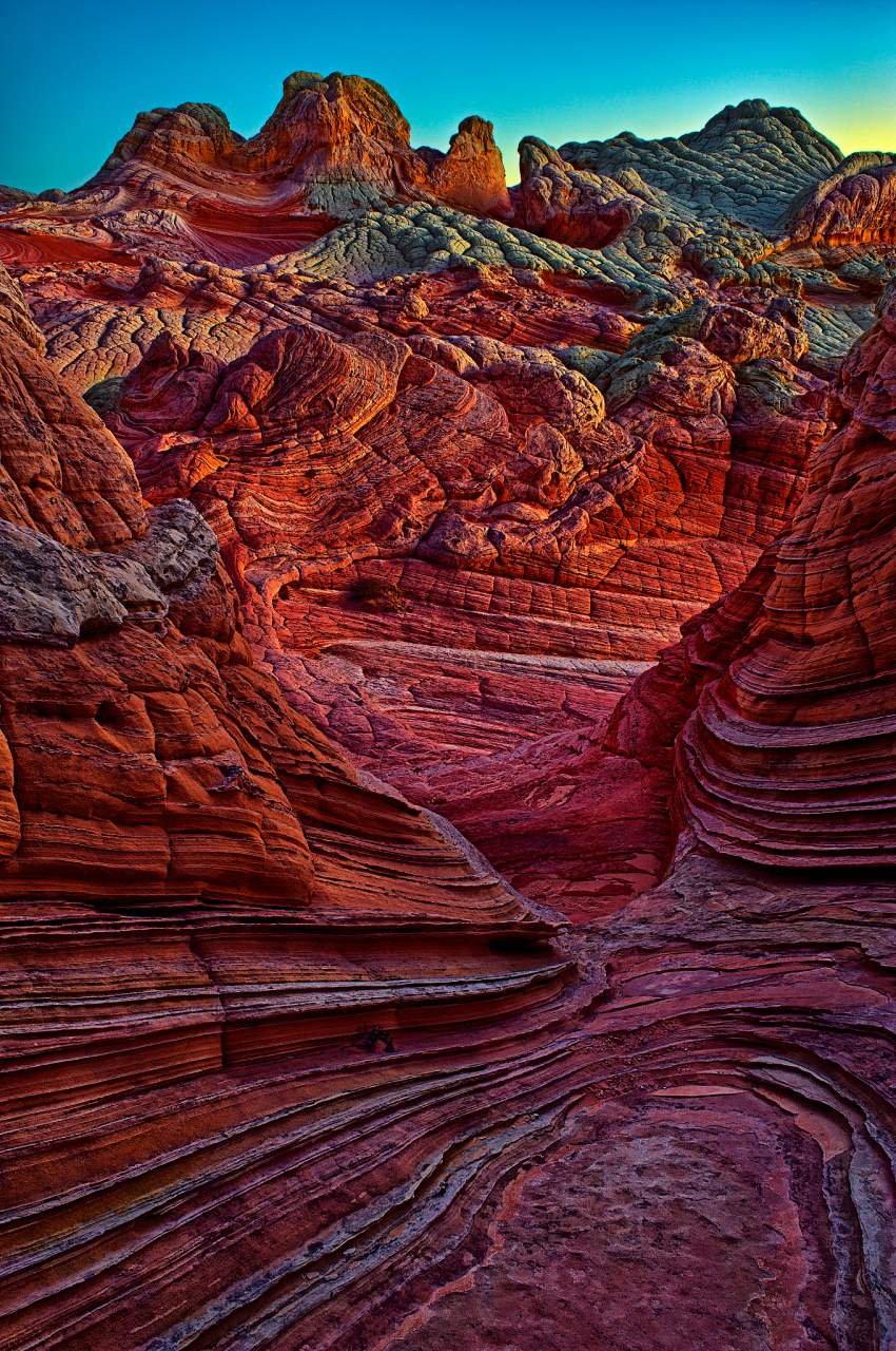千彩古堡五彩湾位于新疆昌吉州吉木萨尔县城北.