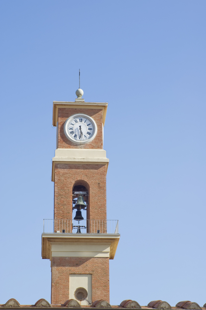 钟,一般是以重锤或弹簧作为动力来源,通过机械传动来带动钟表的走动