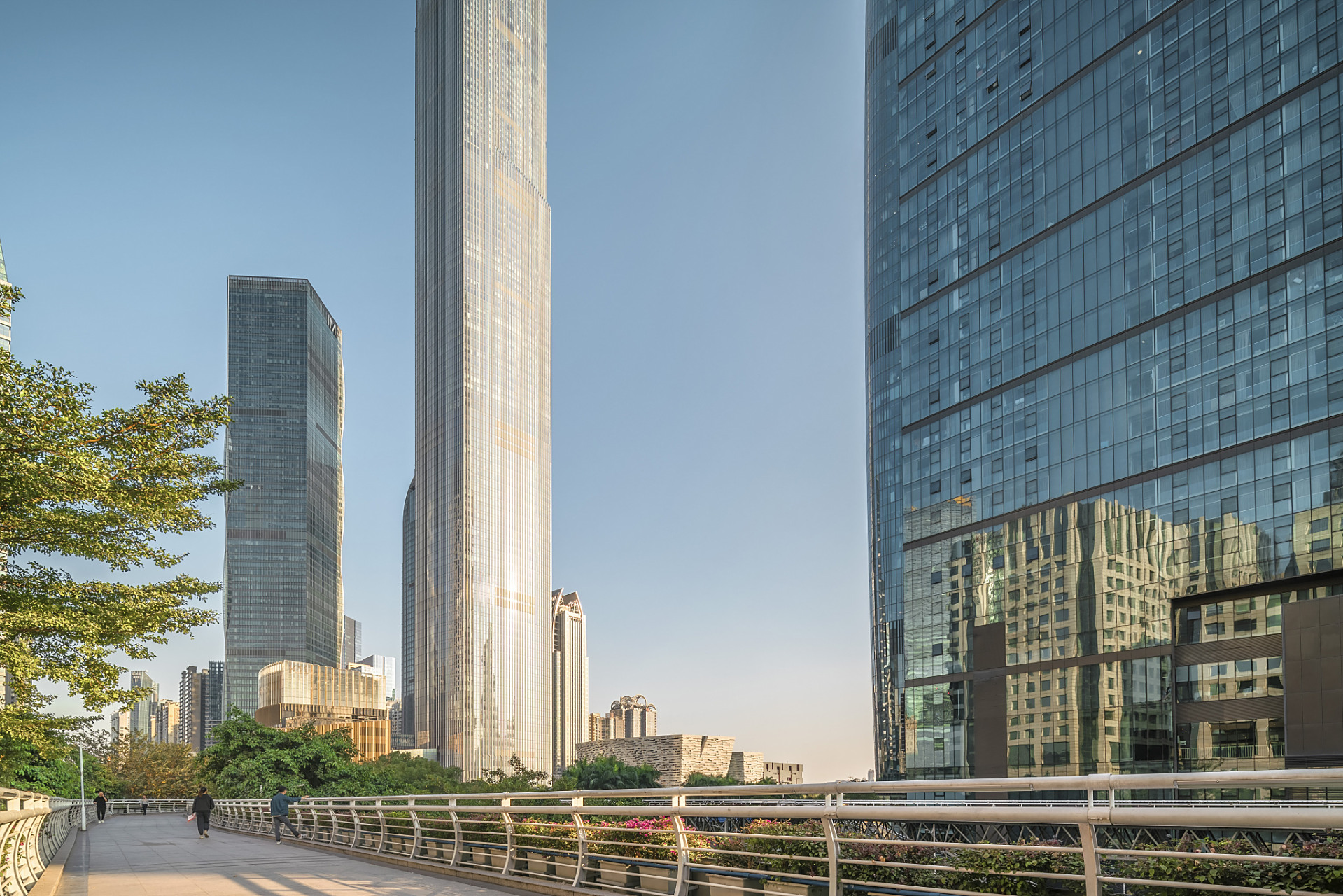 江北嘴cbd是重庆现代化的代表,拥有现代建筑,购物中心和美食街区.