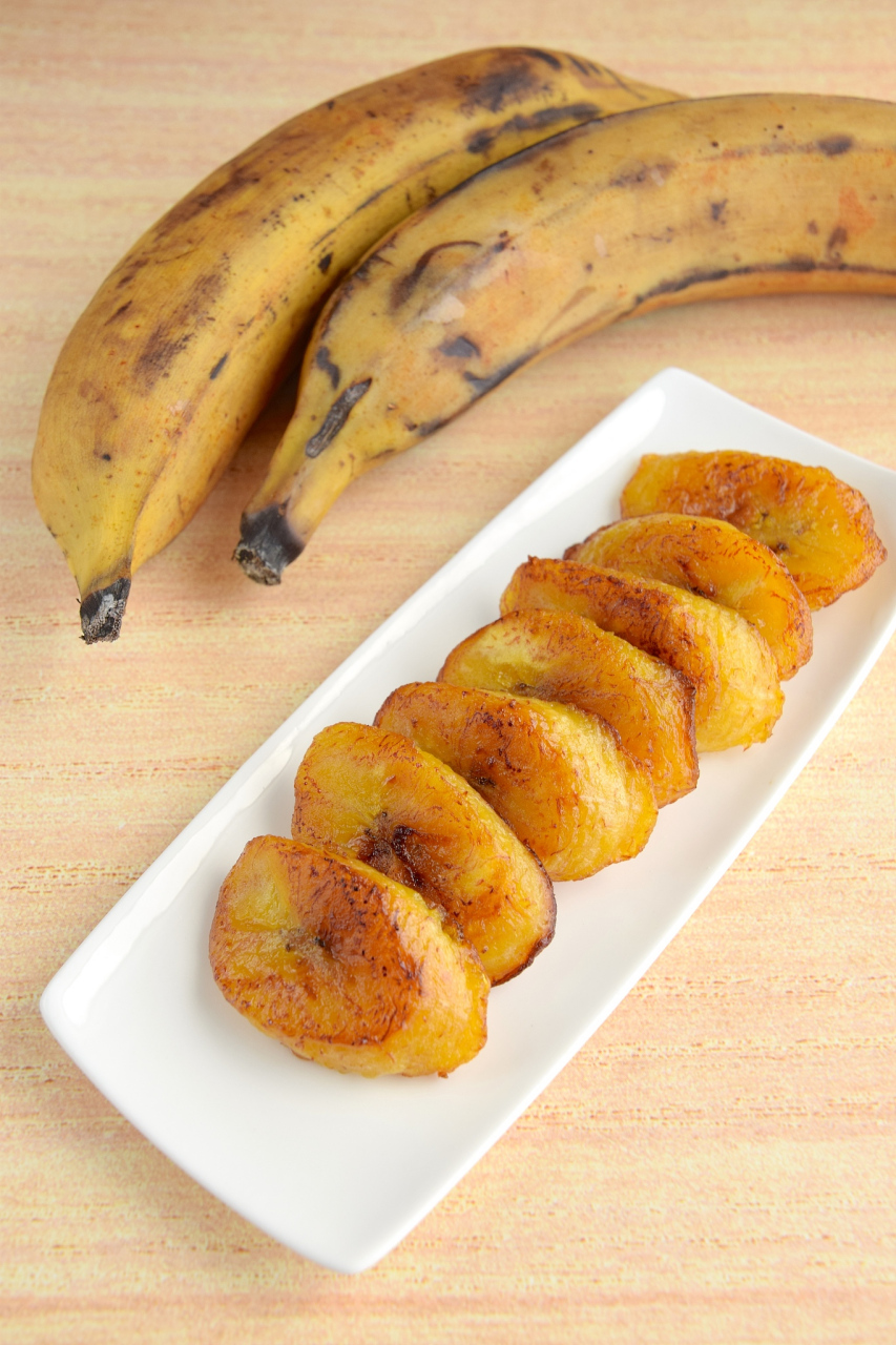 水果养生食谱之"玫瑰香蕉" 原料:新鲜玫瑰花1朵,香蕉500克,鸡蛋,芝麻