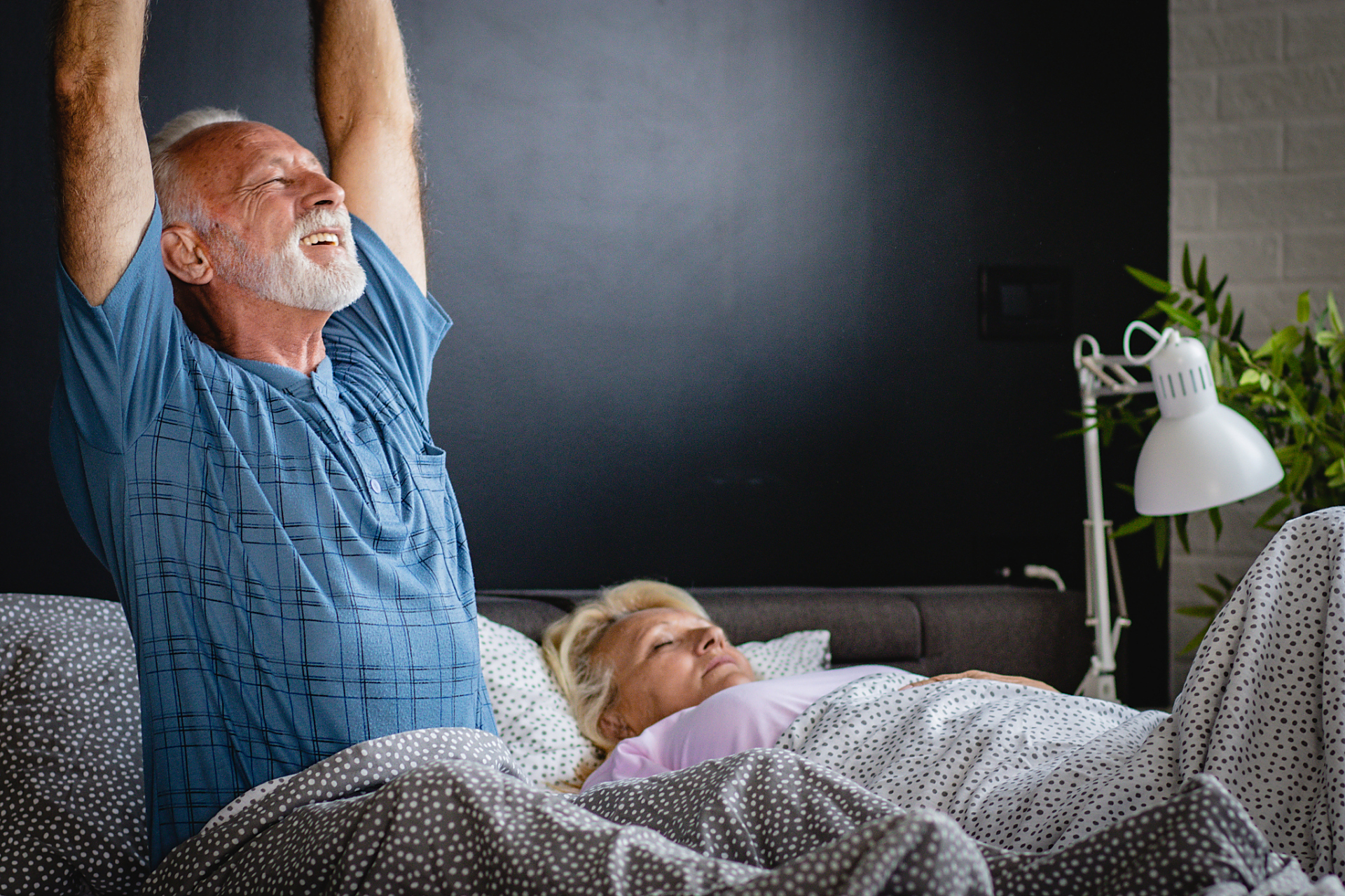 老年人身体机能下降,起床时可能感到头晕脚软,容易摔倒.