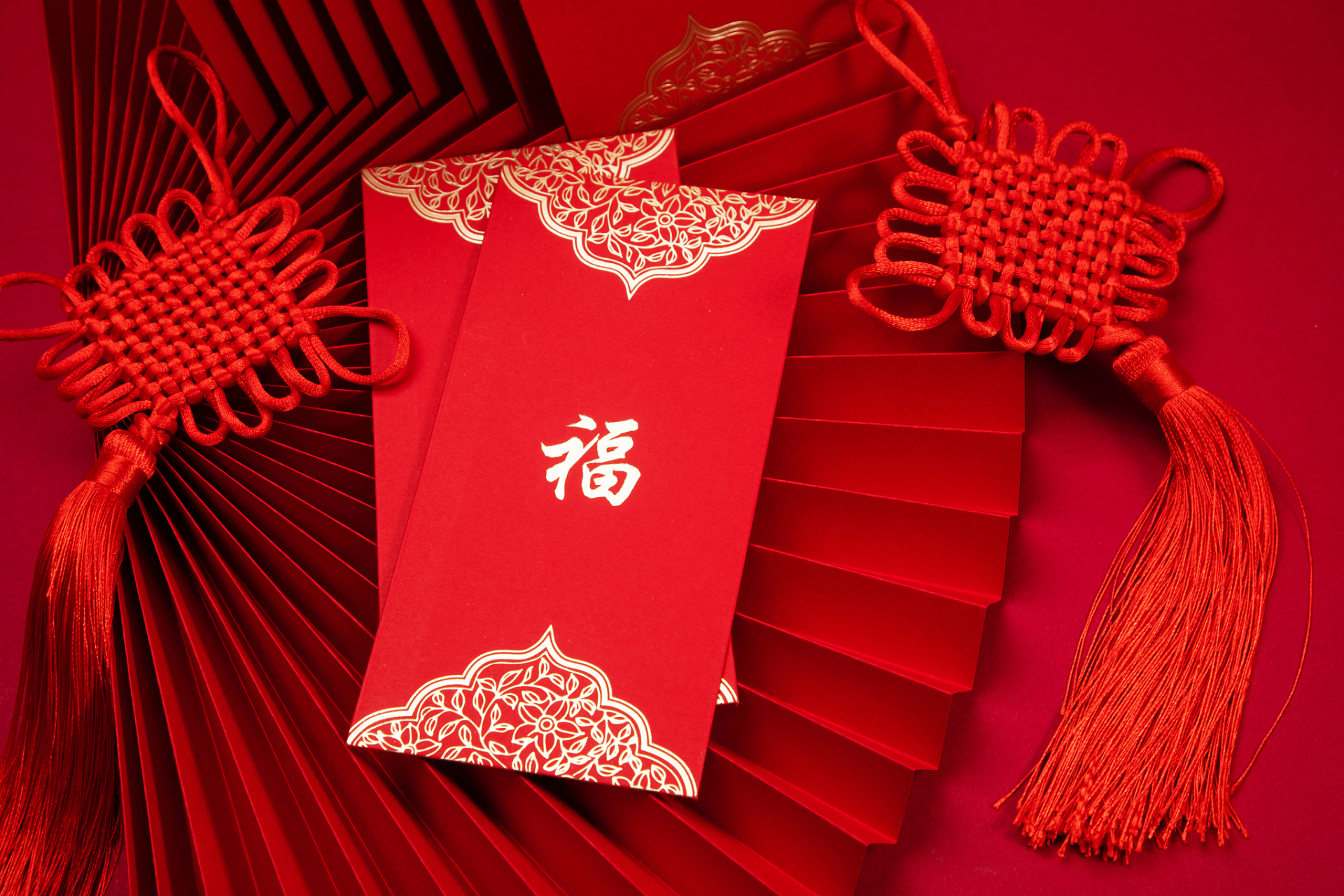 红包:春节的仪式与情感  红包,那鲜红的小纸袋,寄托了中国人对于新年