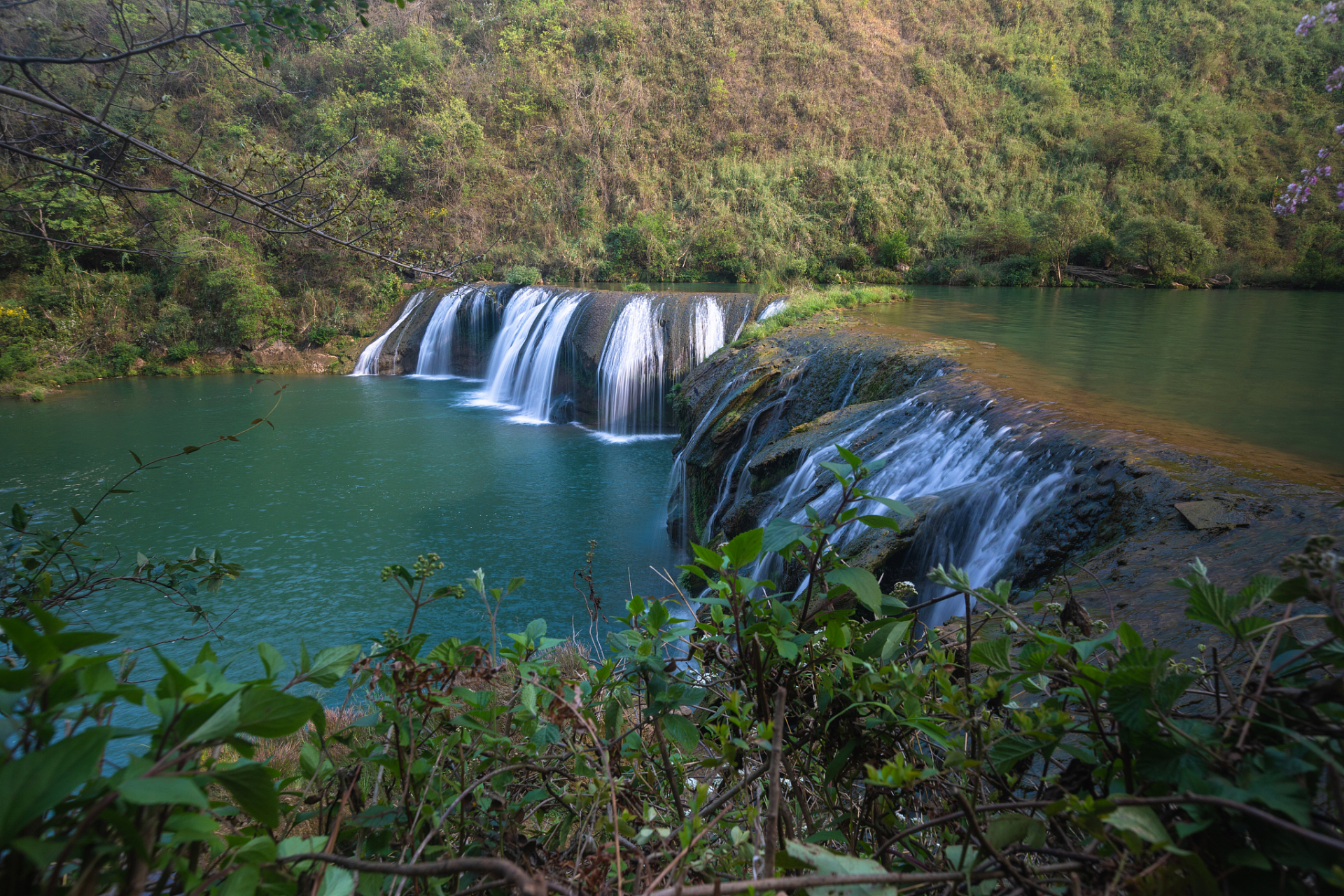 它位于云南曲靖市罗平县长底乡,景区内瀑布众多,景点密集,一年四季