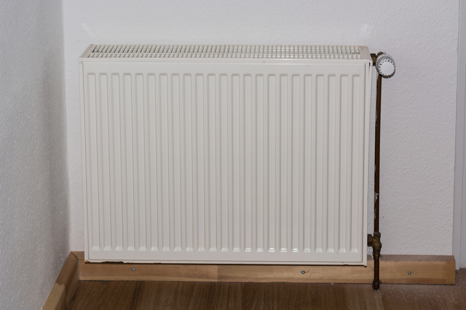 在选择铜铝复合暖气片尺寸时,我们需要考虑以下几个方面:   铜铝