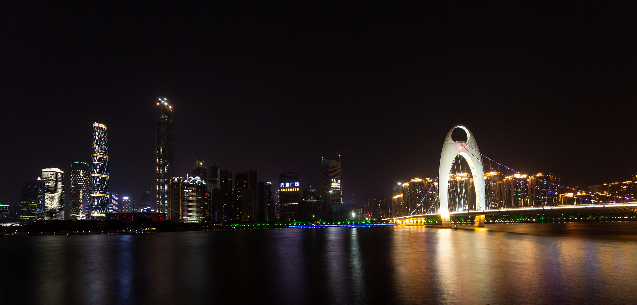珠江夜游:是一个浪漫的旅游项目,游客可以乘坐游船欣赏广州市夜景和
