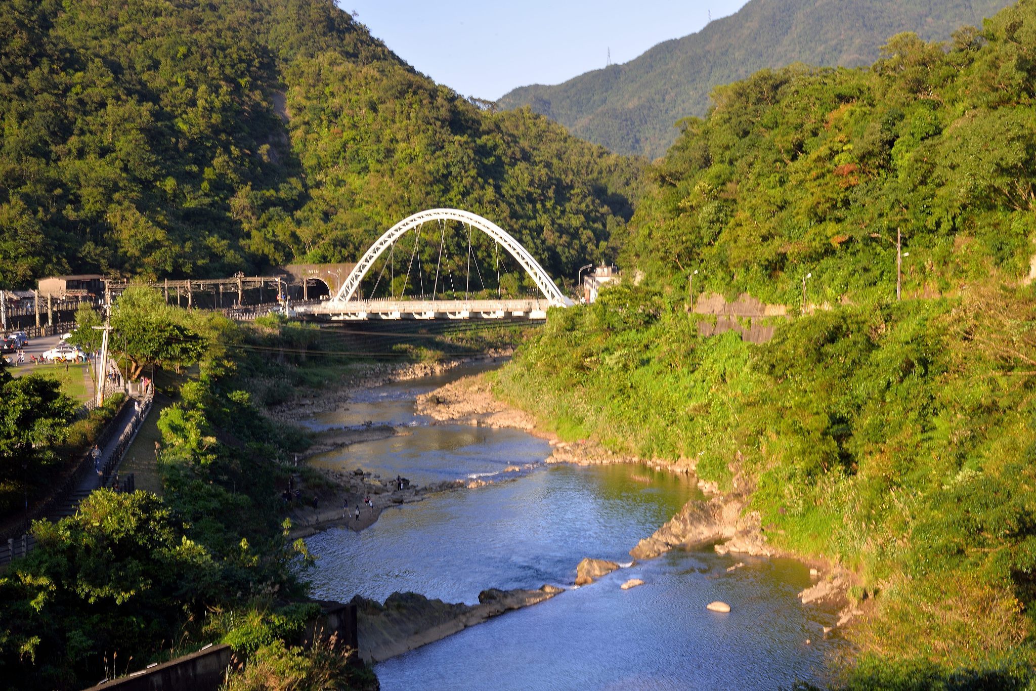 美溪回龙湾度假区位于中国黑龙江省伊春市美溪区,是一个集自然风光