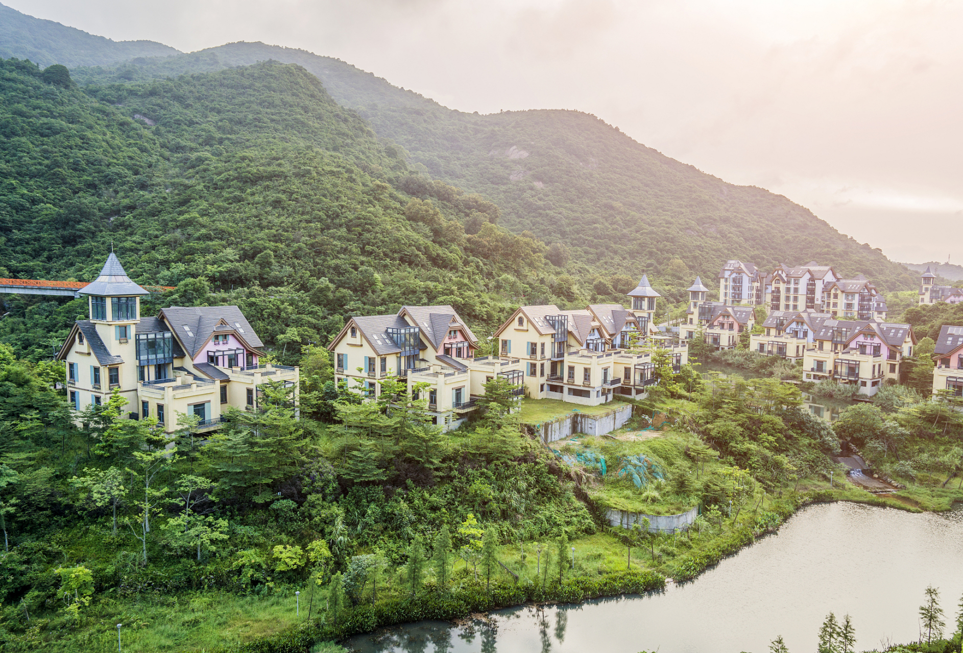 广州花都温泉资源丰富,推荐九龙湖度假区,广州融创文旅城和颐和山庄三