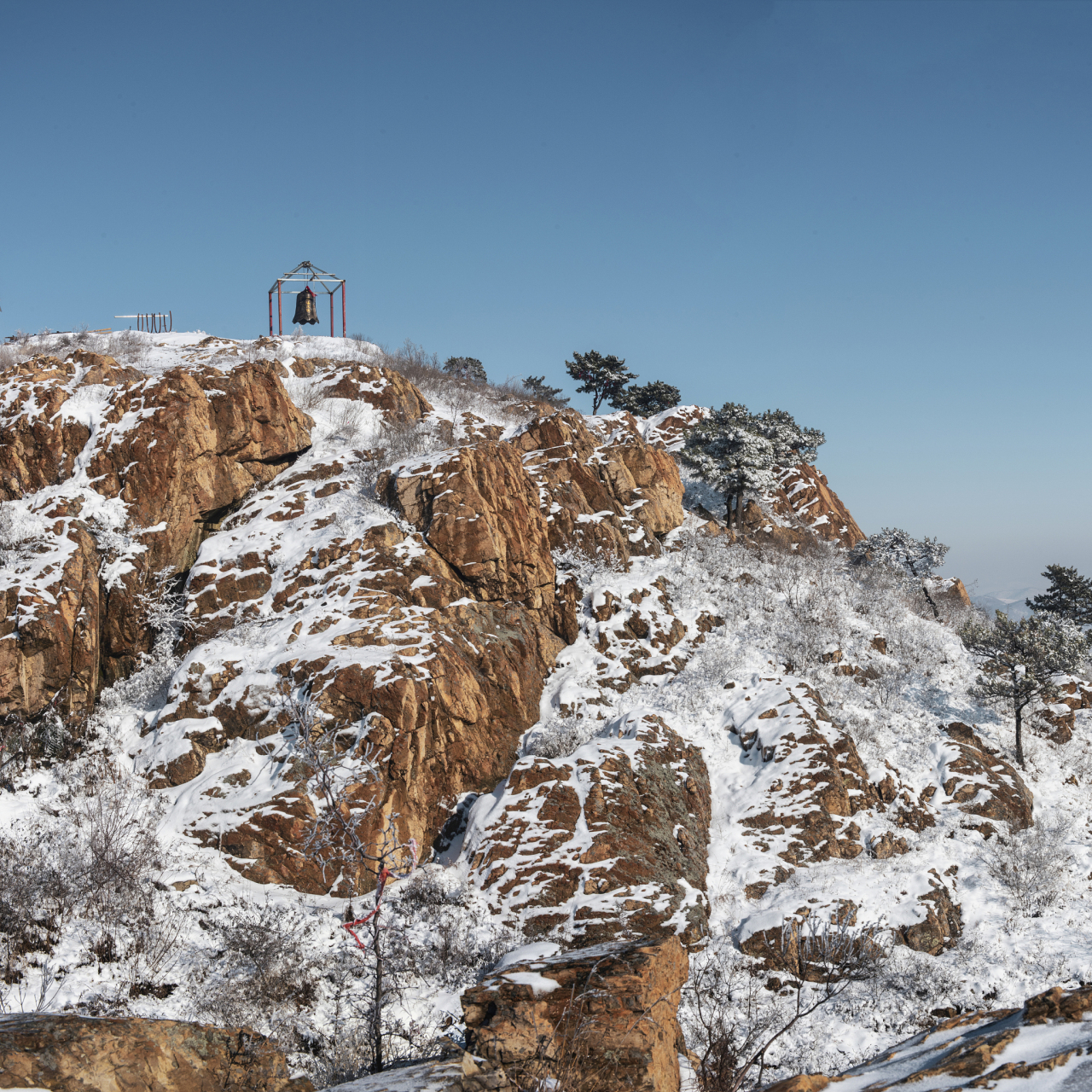 伏羲山是郑州西南部的大型旅游景区,冬天景色独特,因地形和山脉的起伏