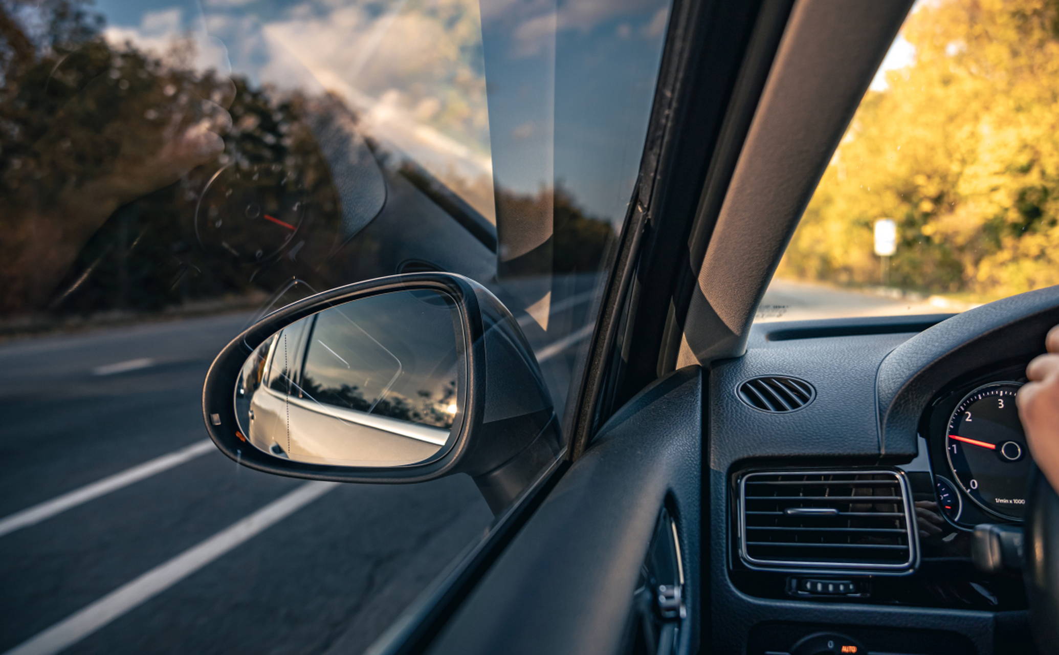 长安cs75plus后视镜加热功能开启方法:确认车辆具备后视镜加热功能