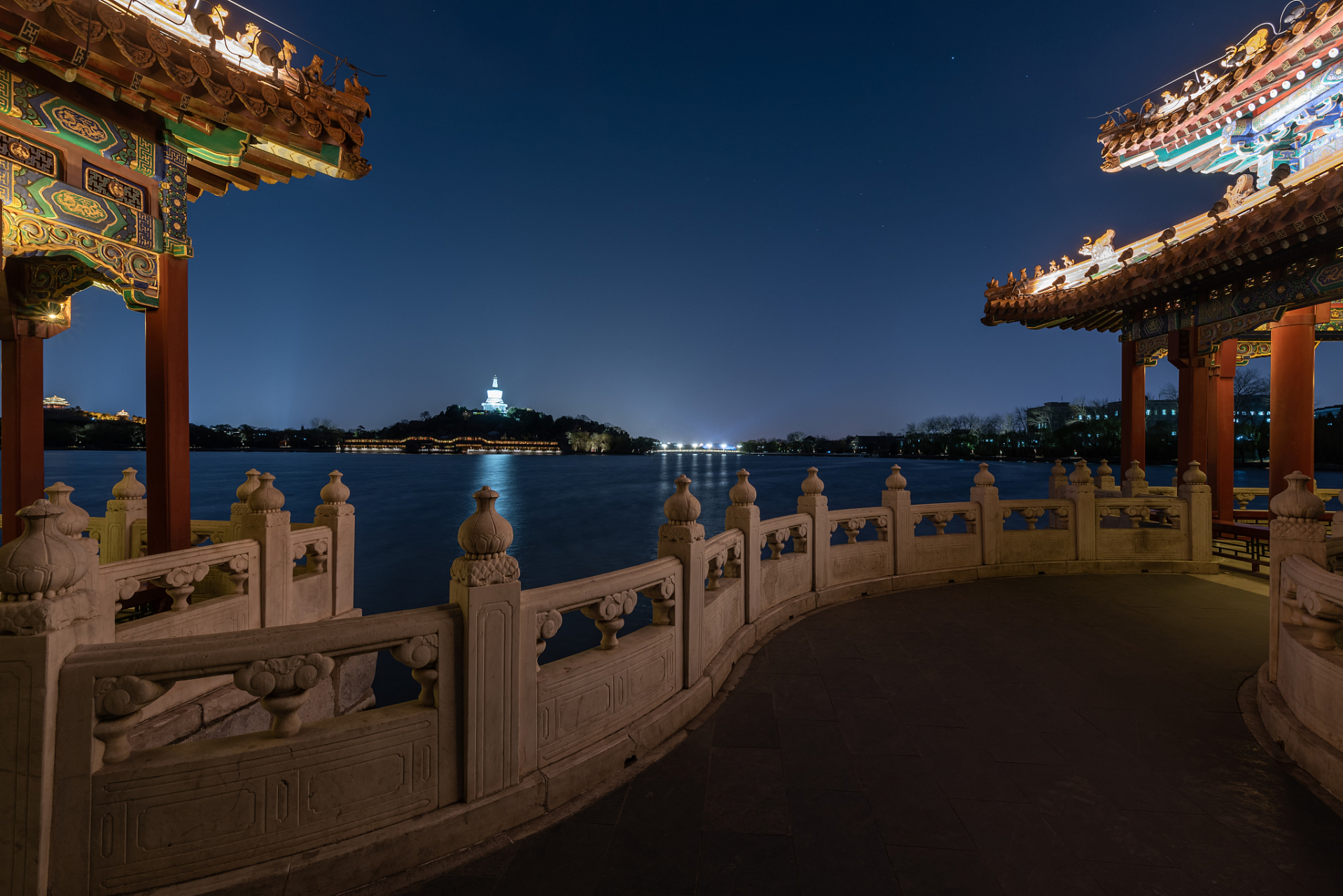 北京北海公园:位于北京市西城区,曾是皇家园林,夜晚的北海公园旧