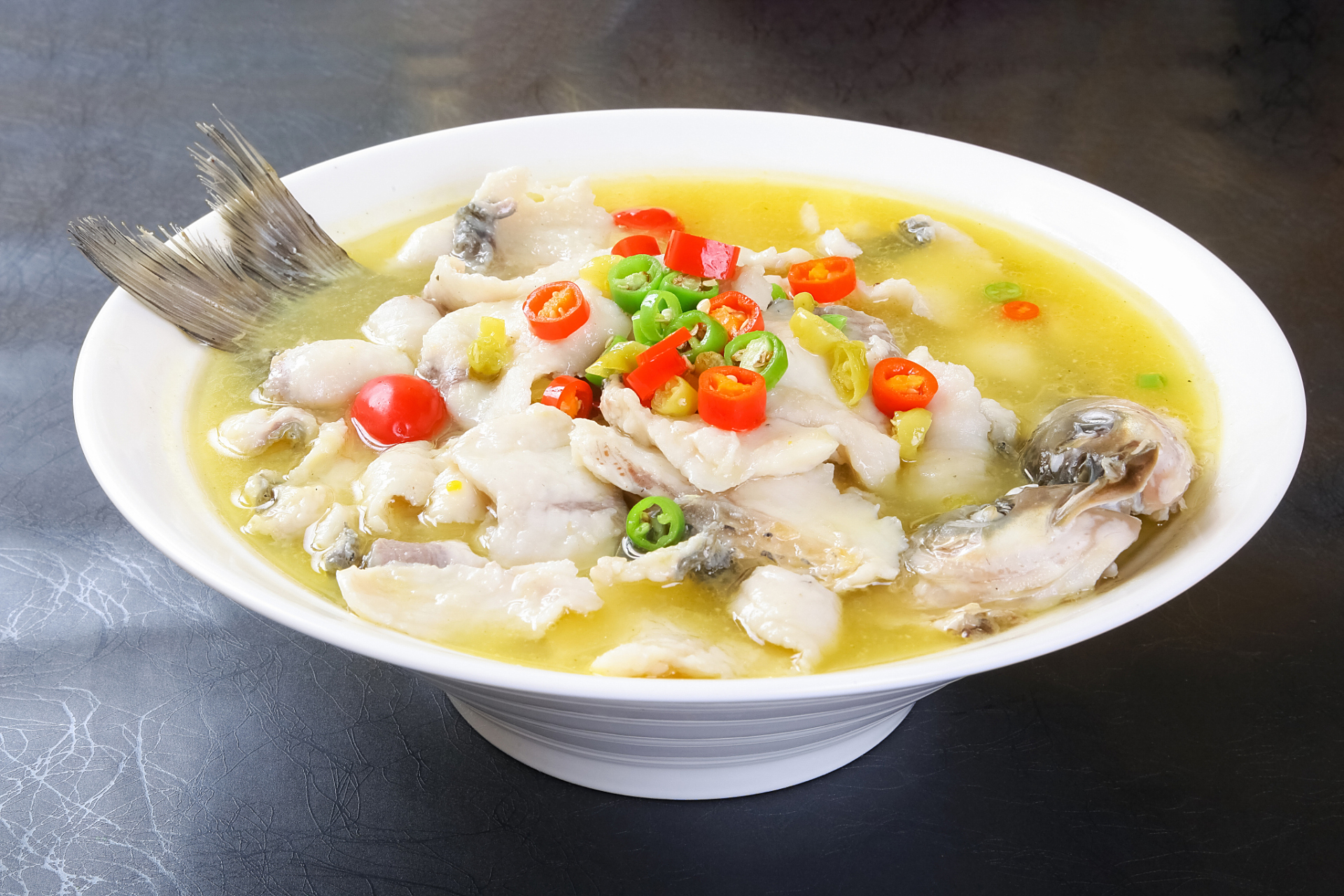 文章介绍了酸菜鱼的文化背景,选材准备,制作步骤和烹饪技巧,强调了其