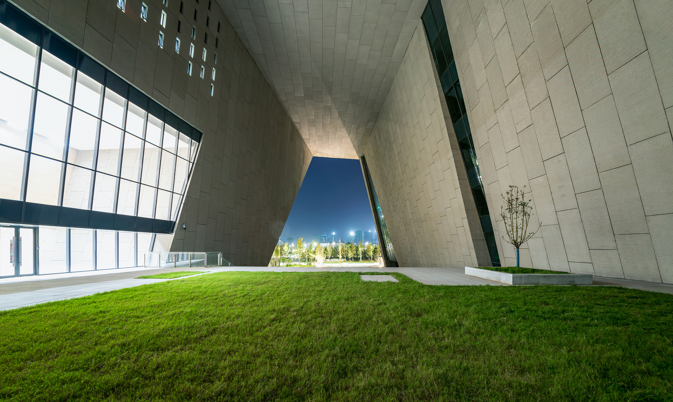 据悉,3月4日起 ,安徽省美术馆预约有所调整 具体公告如下:  每周二