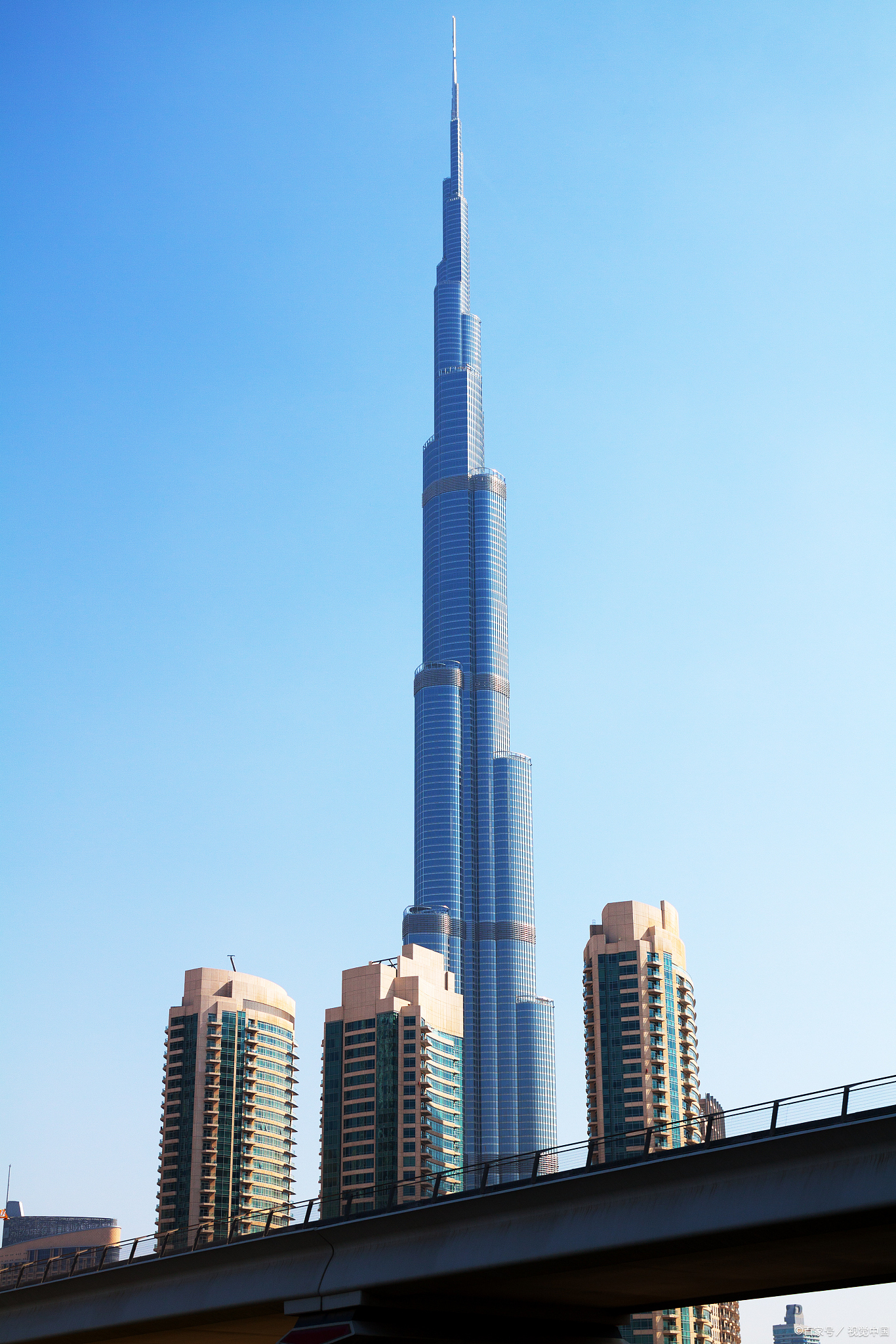 迪拜曾是一个小渔村,直到20世纪60年代发现石油,才迅速转型为国际大