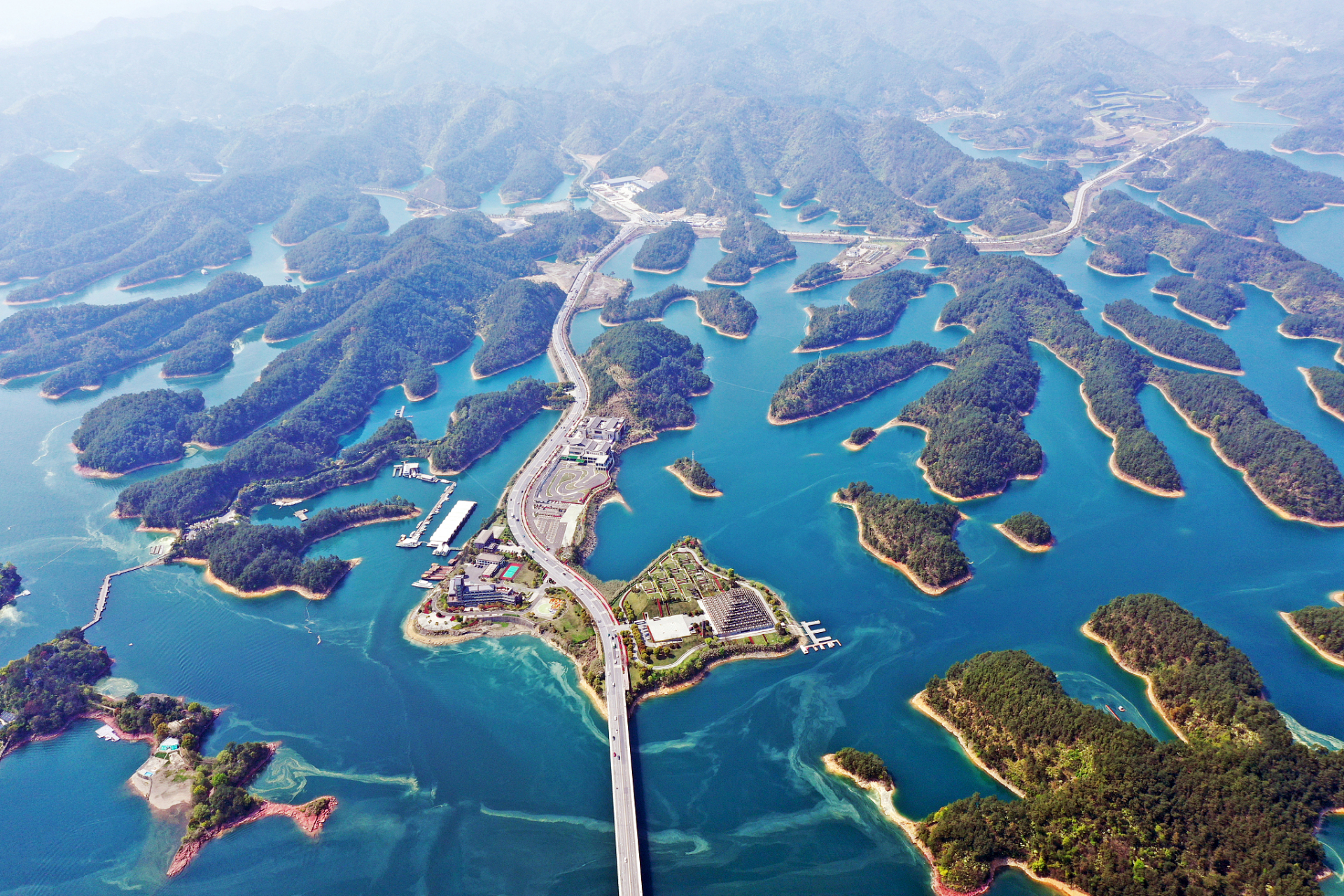 在浙江省的千岛湖中,隐藏着一个神秘的水下古城,它静静地躺在湖底