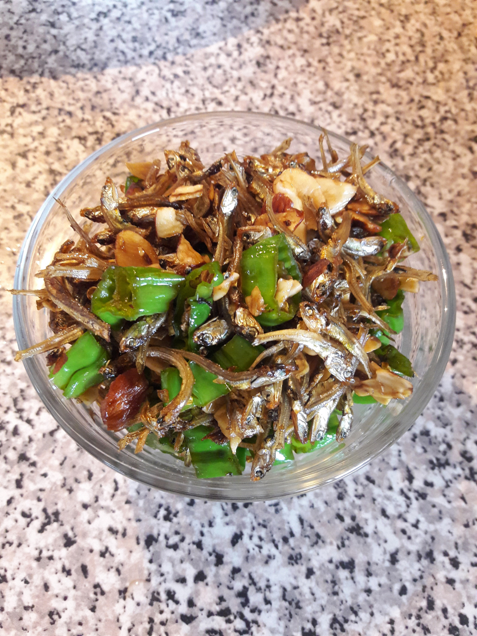 青椒干巴菌是云南特色菜,融合青椒和干巴菌的独特风味.