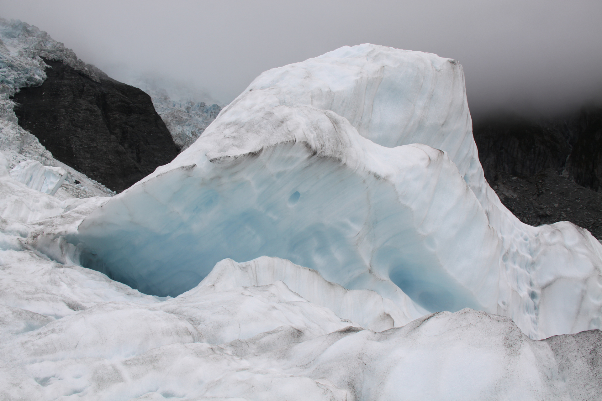 冰川蓝白相间的色彩,在阳光的映衬下熠熠生辉.