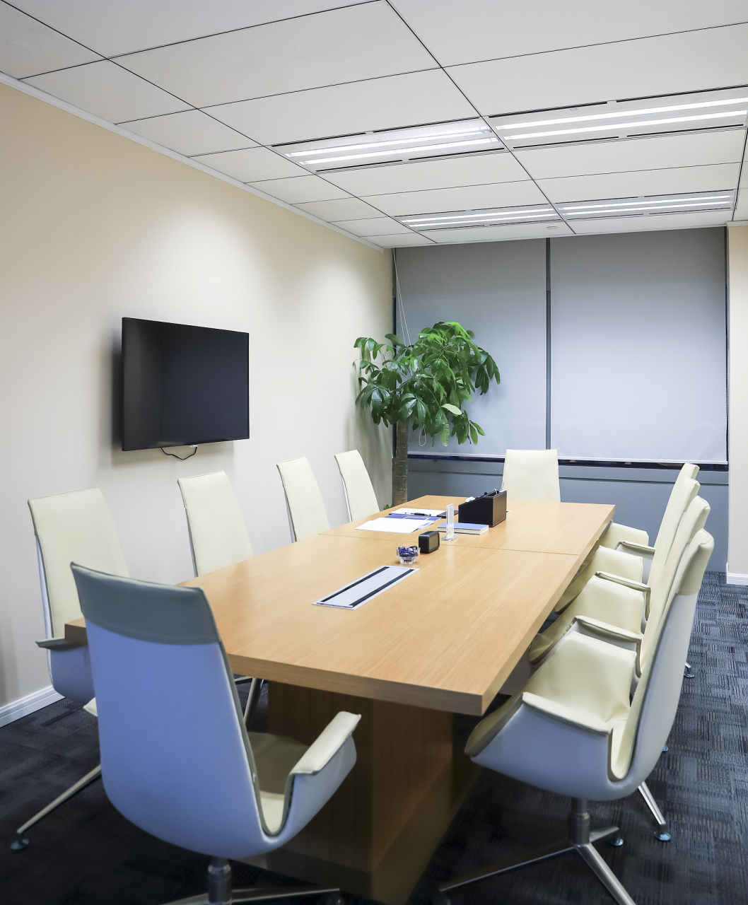 办公室空间中不要过度的添加灯光,也不可忽略照明灯光.