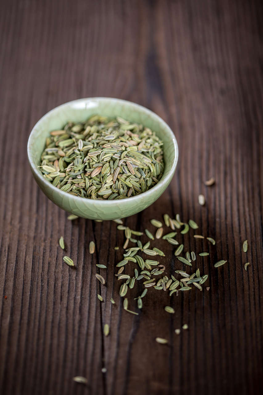 作用真不少 茴香是一种常见的草本植物,其茴香子可用于制作茴香泡酒