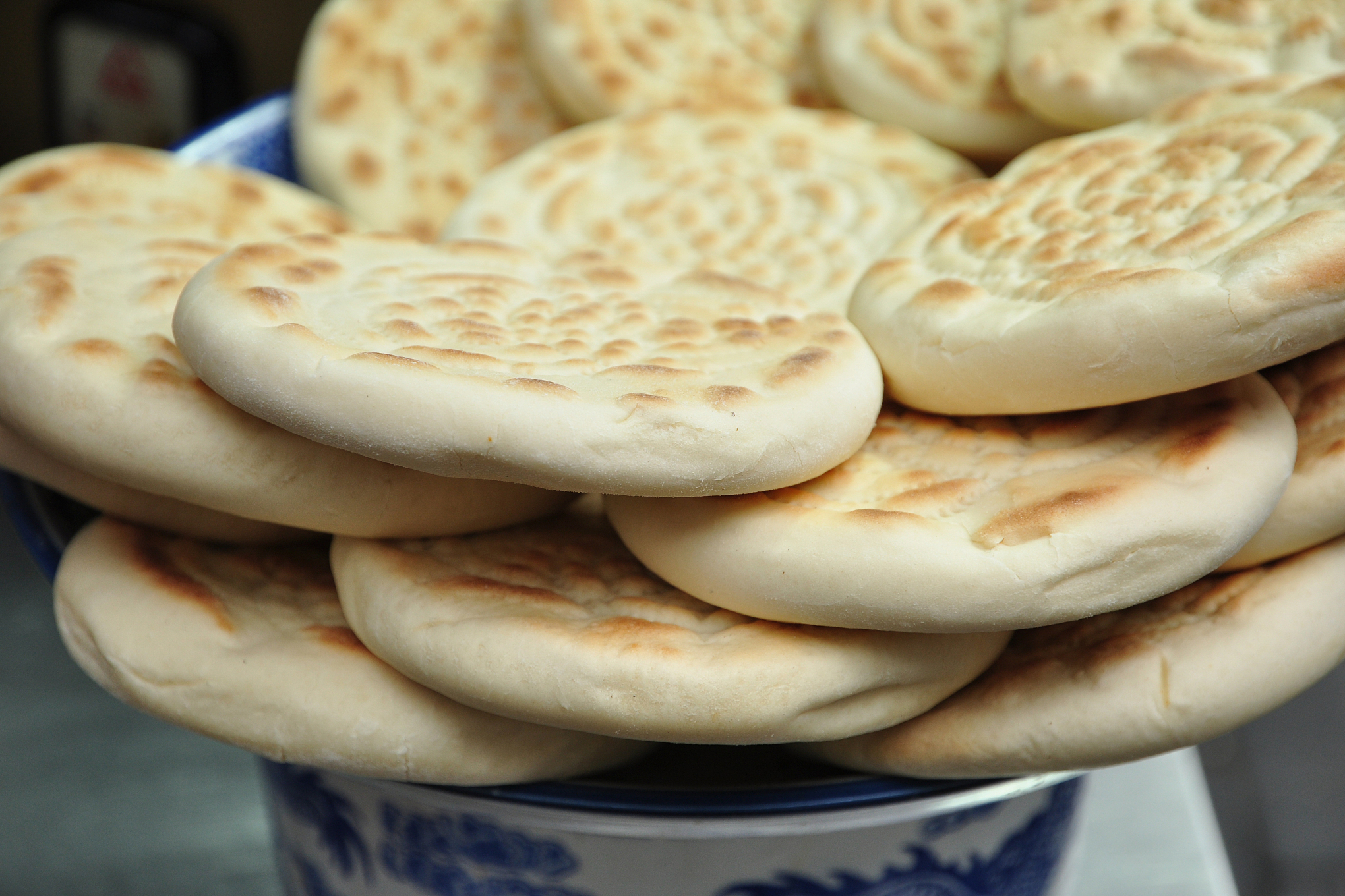 臊子肉夹馍是陕西宝鸡的传统名吃,以白吉馍和猪肉为主要原料,配以香菜