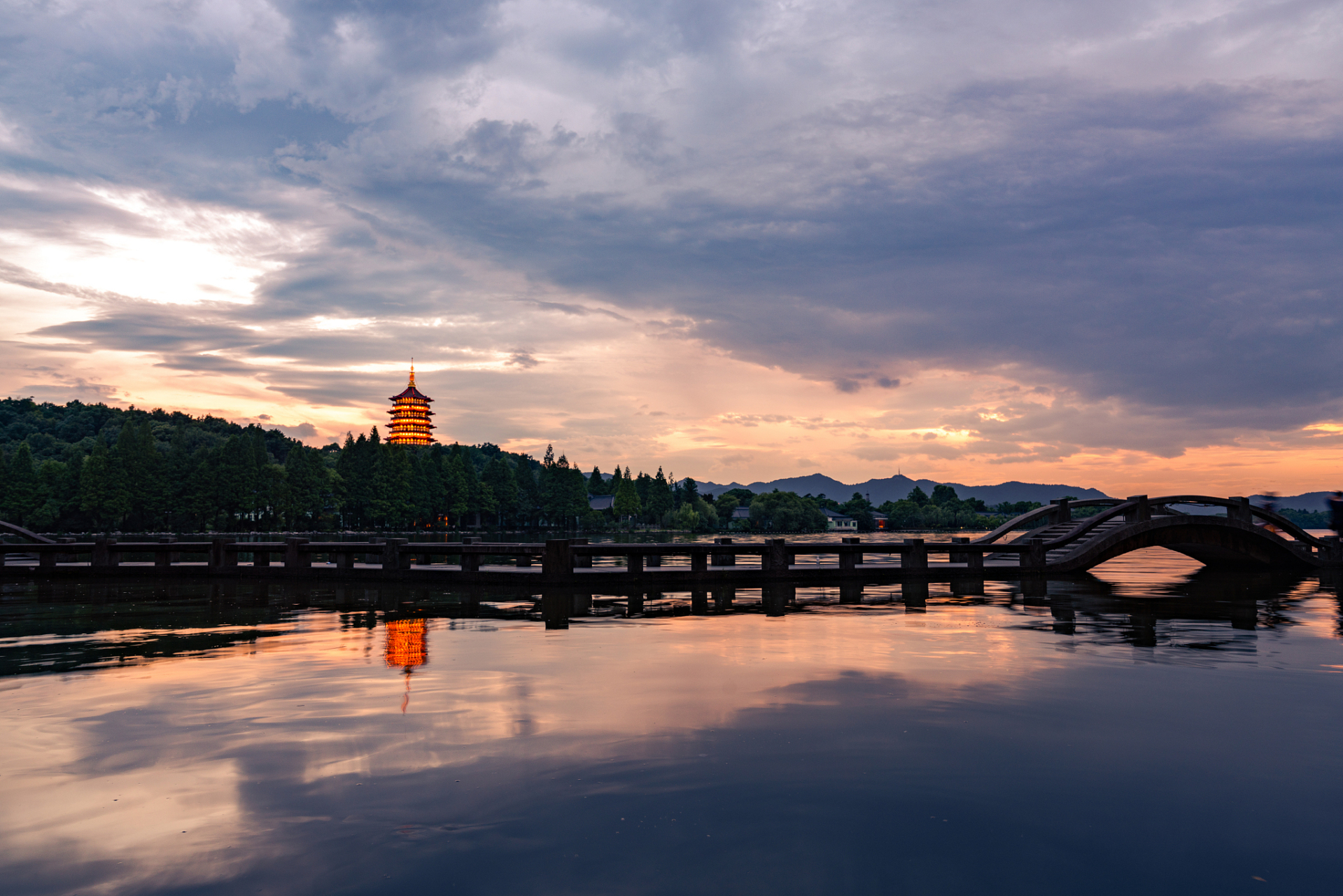 三江两岸滨水游# 雷峰夕照:杭州西湖的雷峰塔是一处著名的景点,雷峰