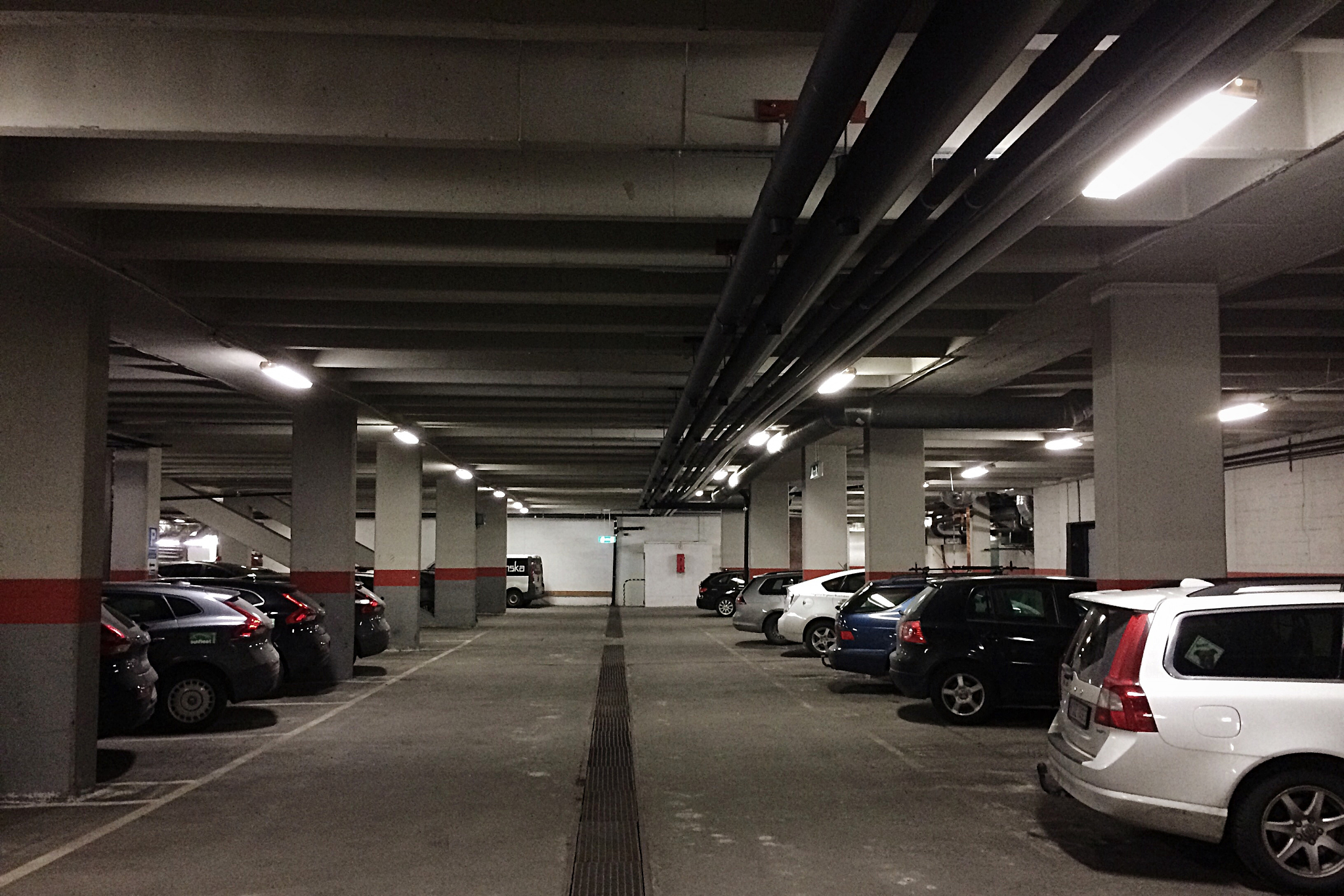 在台风天气中,选择合适的停车位置对于保护车辆免受损坏至关重要