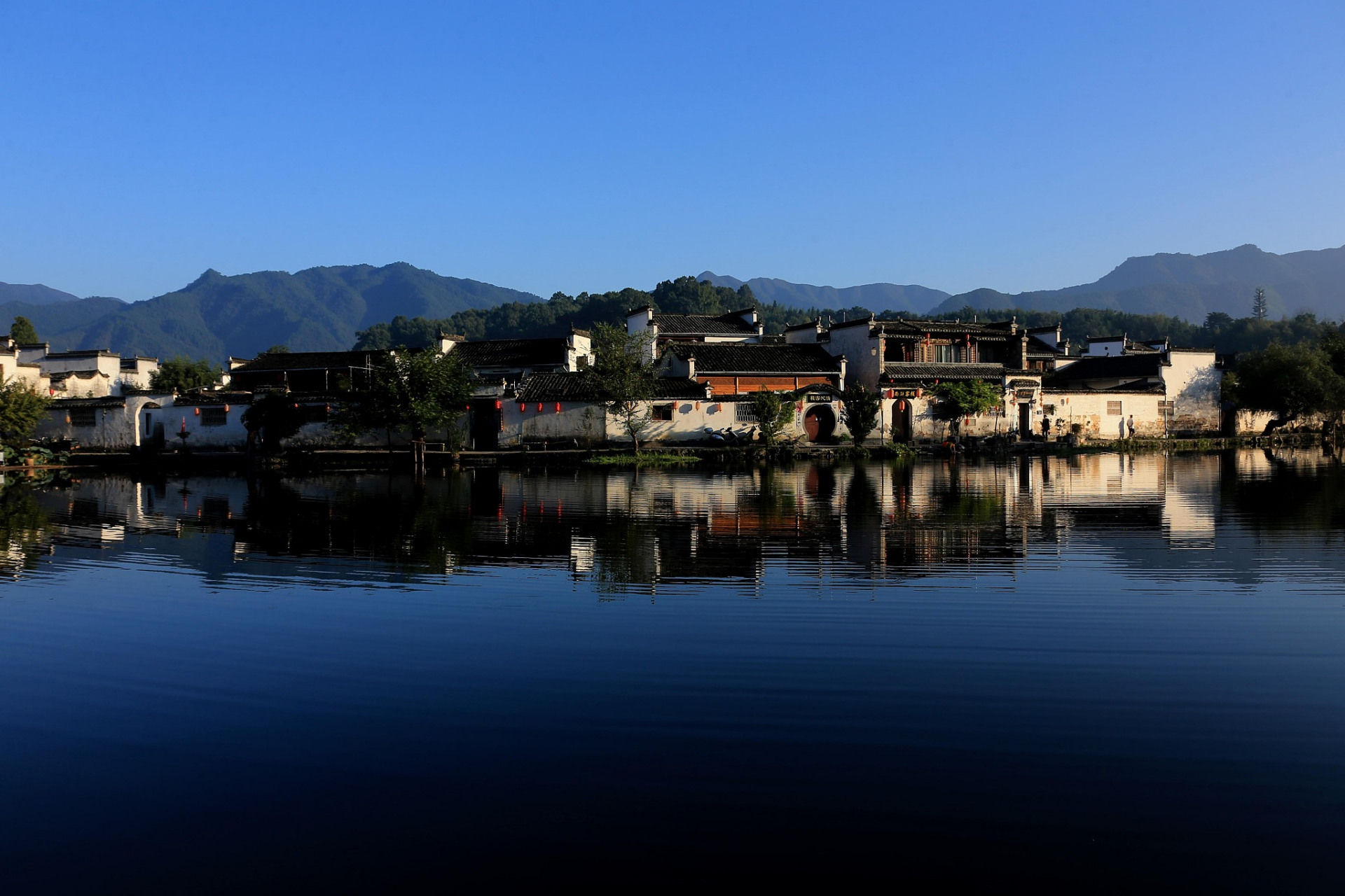 塔川村位于安徽省黟县,以古民居如塔,小溪穿村而过得名.