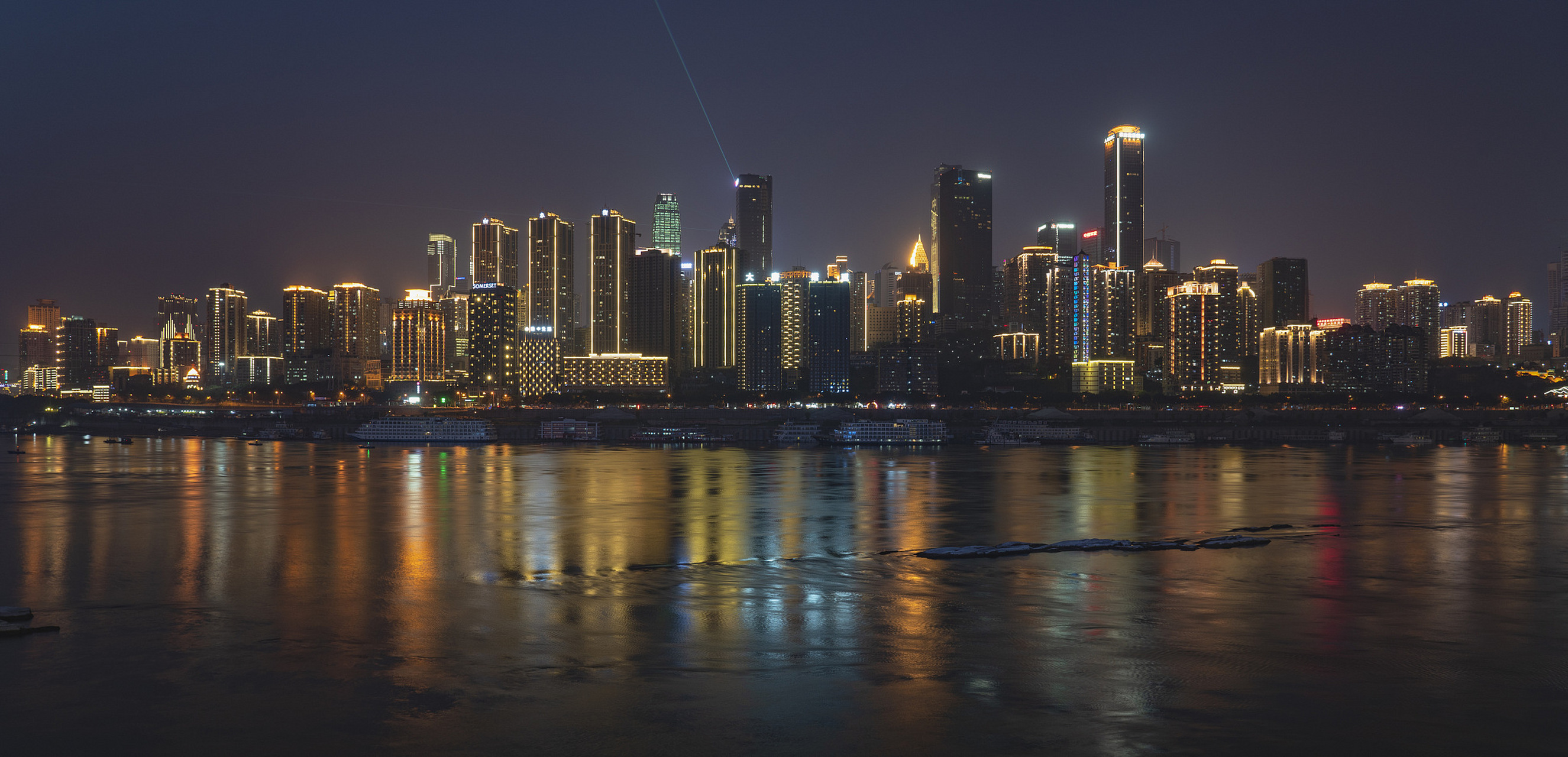 每当我提起重庆,脑海中总会浮现那条迷人的南滨路,它如同一条丝带,将