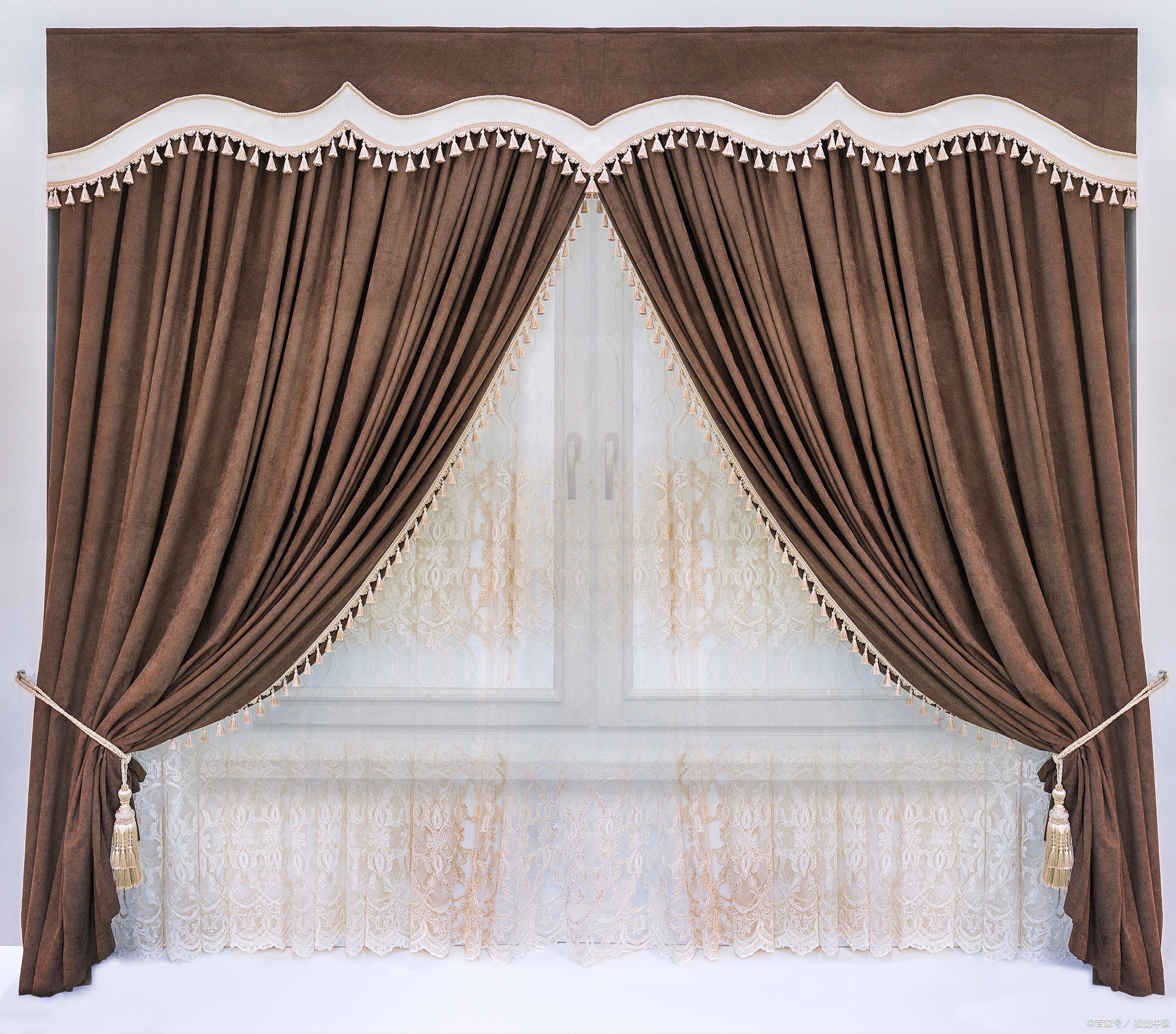 2020 年,两位女子合租了一套房子,因房间的窗帘太旧太脏,二人就将旧的