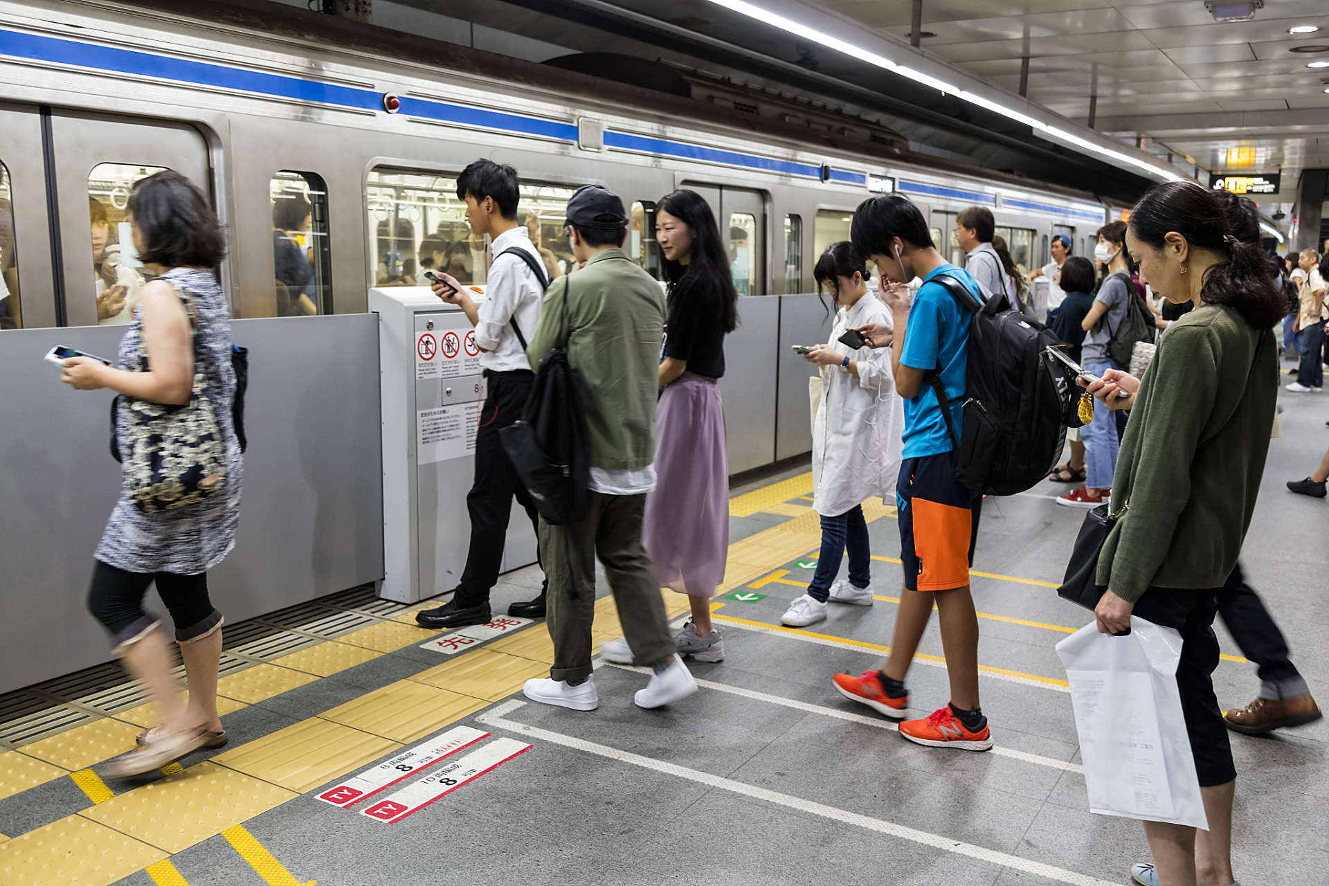 近日一女生在地铁口等地铁时,男子向她求助称微信被冻结了,可否转钱给