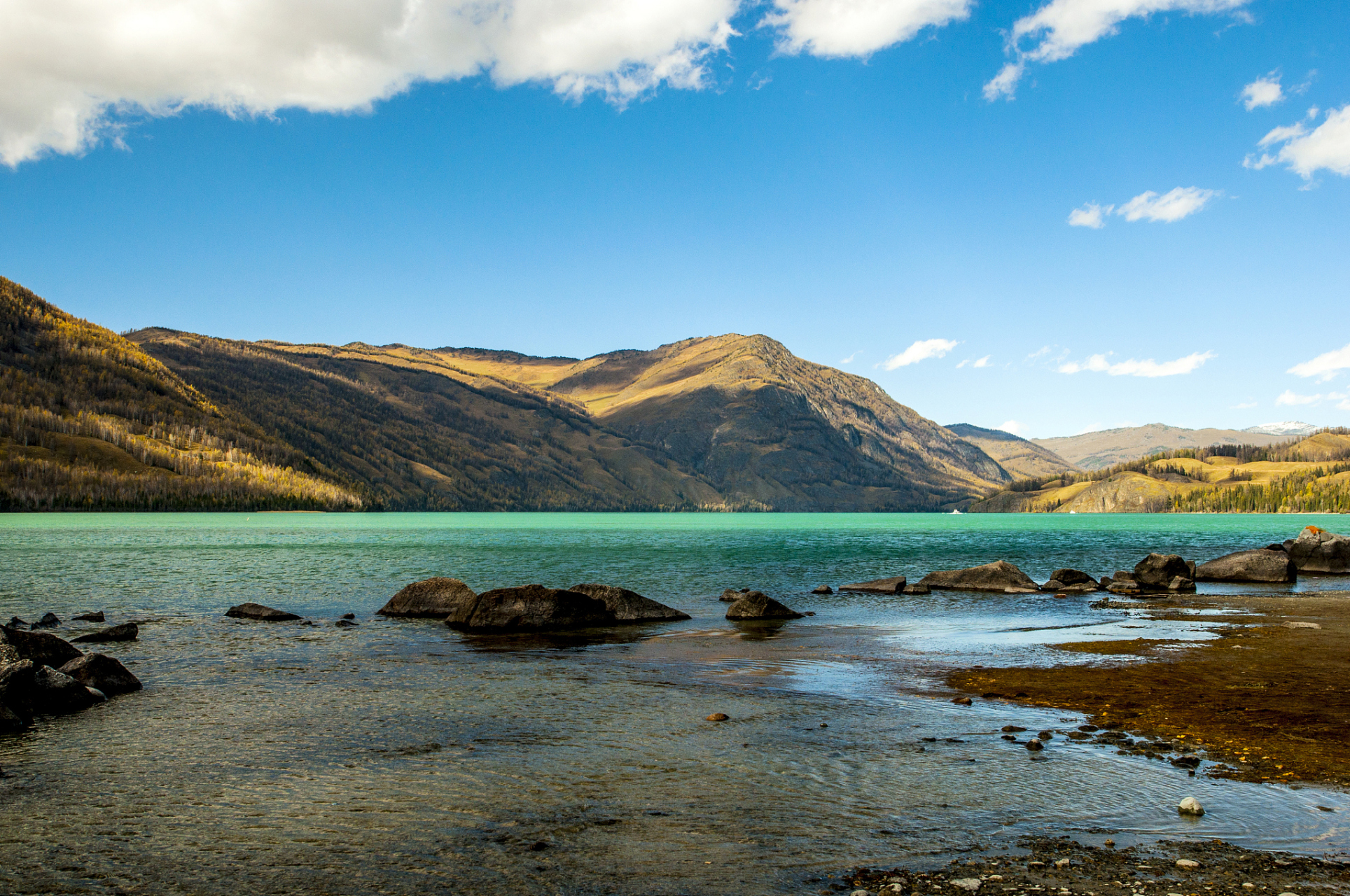 白海子位于四川康定老榆林乡旁,海拔4500米,属于贡嘎山系的一部分.