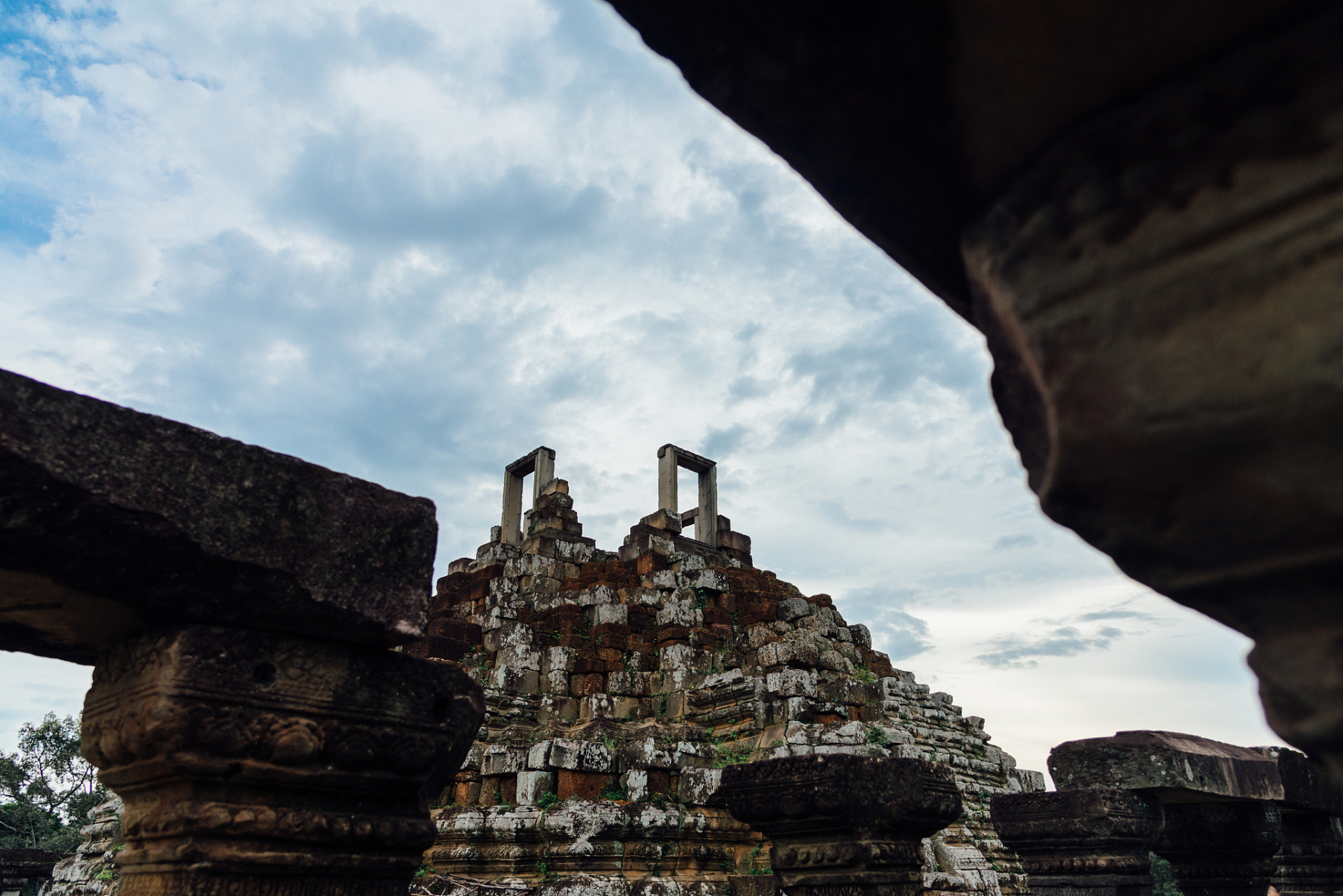 吴哥窟(angkor wat)是柬埔寨最著名的旅游景点之一,也是世界上最大的