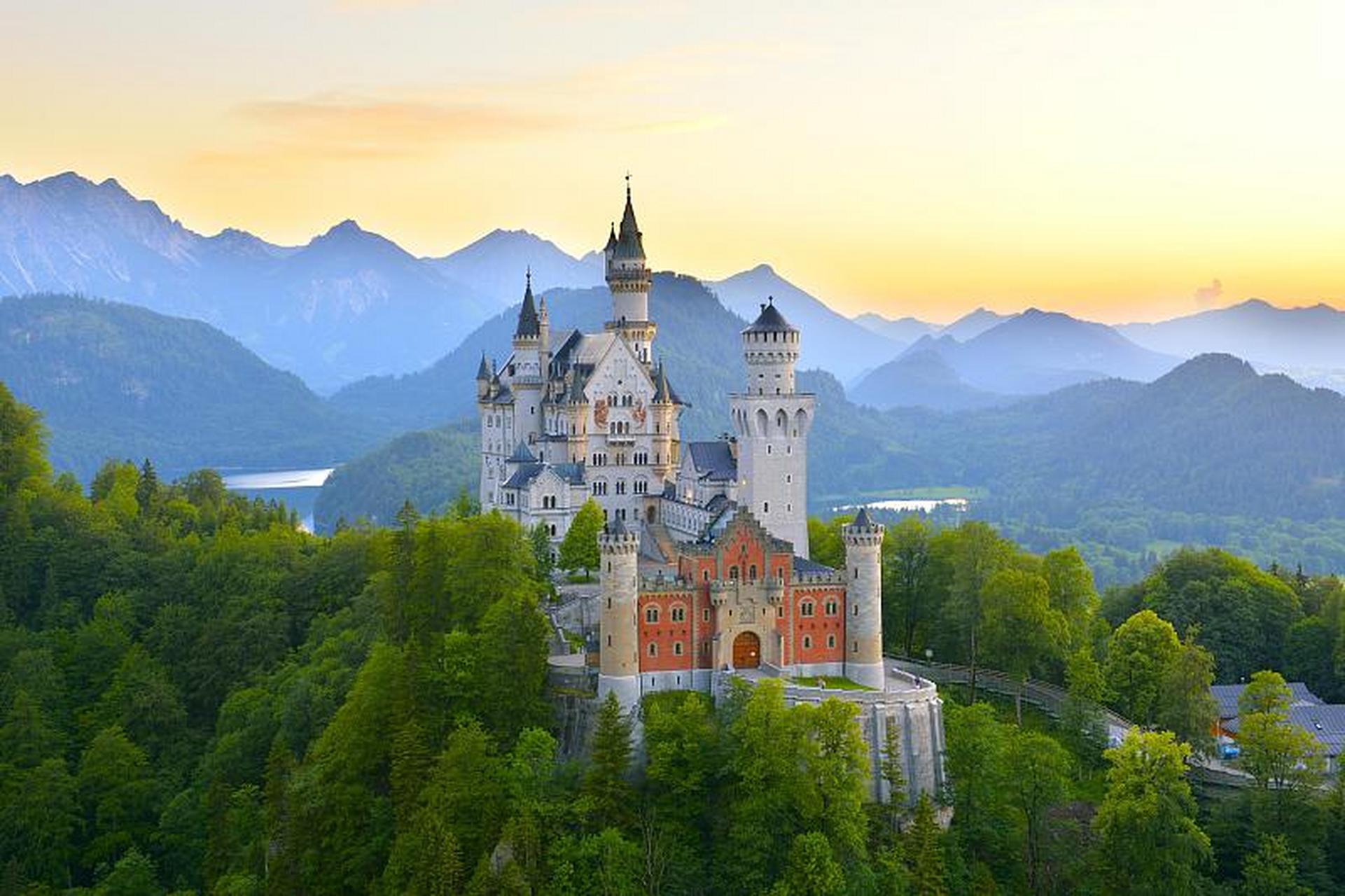 new swan stone castle,德语:schloss neuschwanstein)别名新天鹅堡