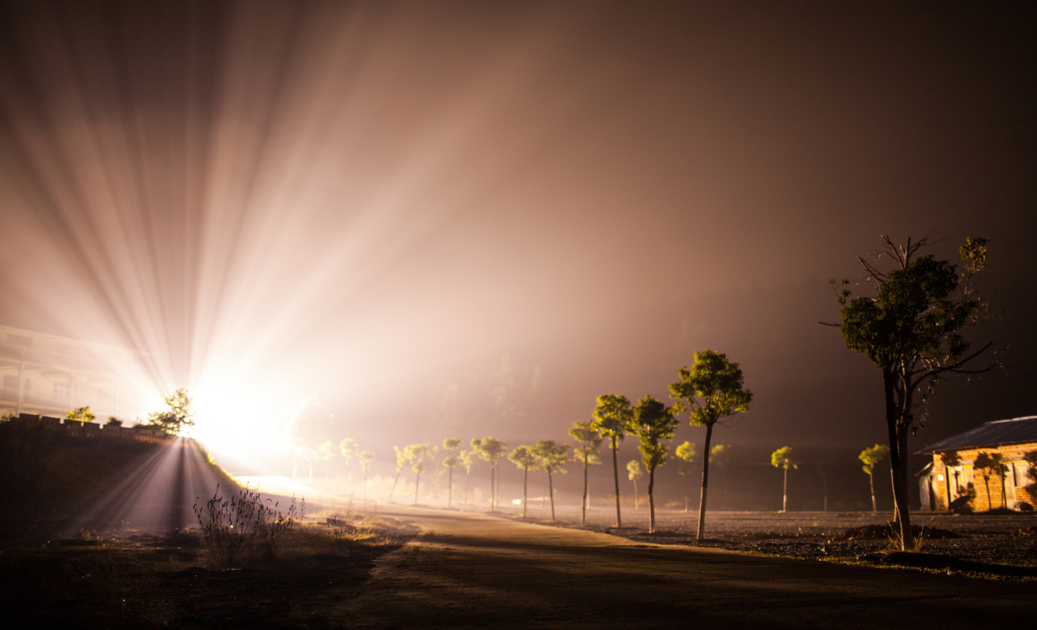 眉眼弯弯昨日事 闪闪双眸黯然失色 莫说人生如初见 若初时预料此番光