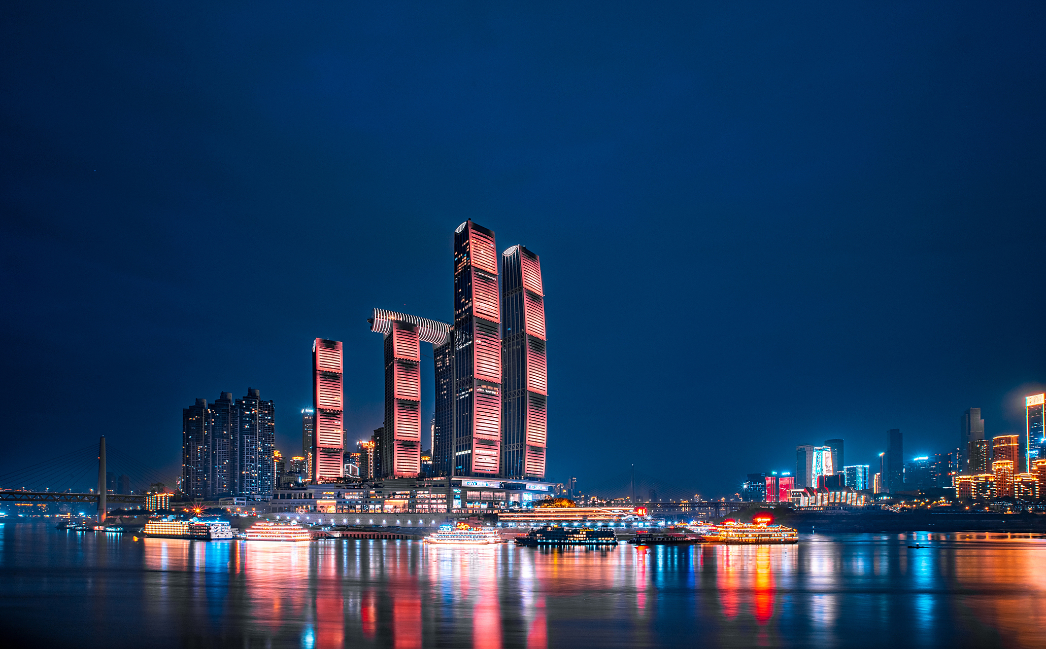 重庆朝天门广场改造工程中的仿古城门终于开始显露出真容,成为了人们