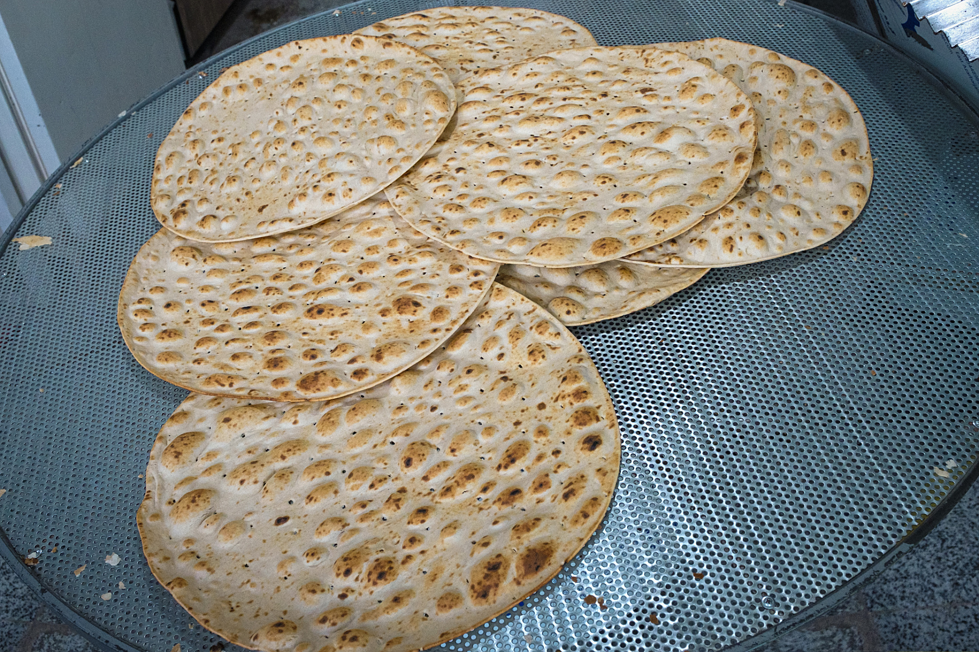 在制作过程中,博望锅盔选用了上好的发酵面和干面,经过反复盘揉,充分