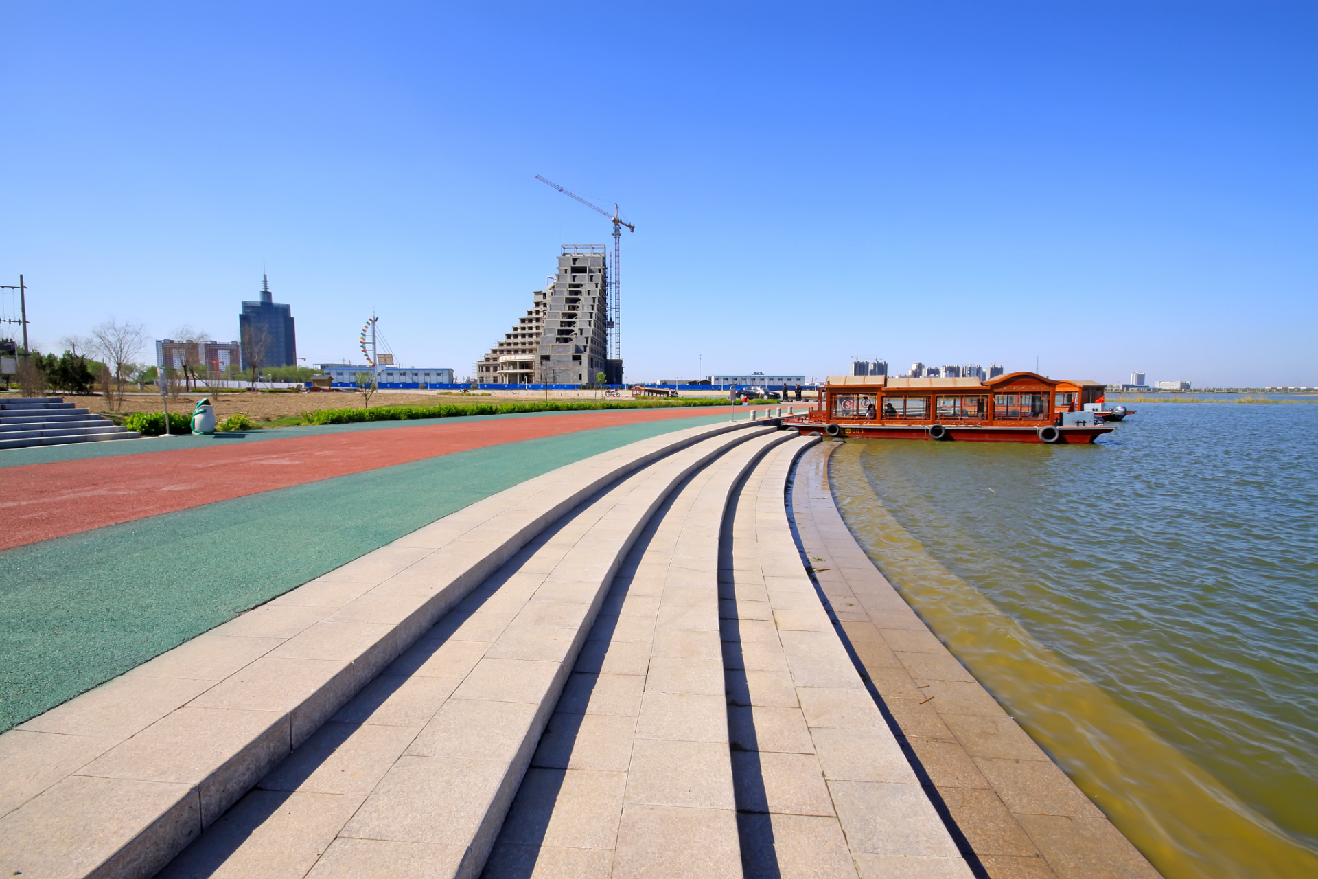 青岛唐岛湾滨海公园是一个非常美丽的公园,位于青岛市的唐岛湾海滨.